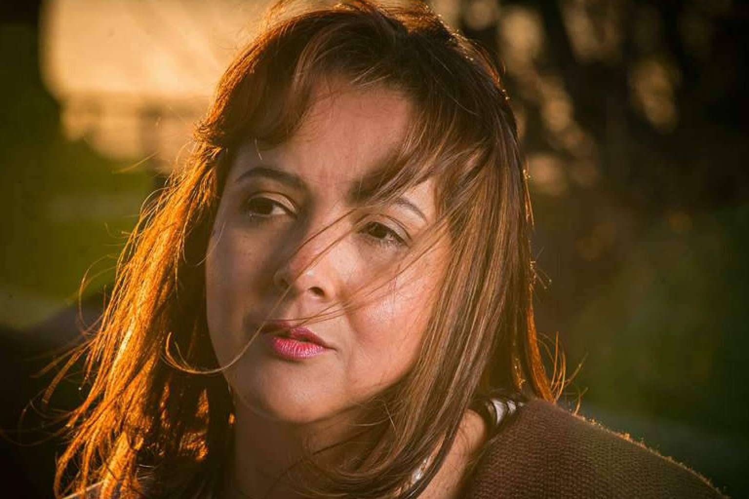 Explorar la dura realidad del narcotráfico en Colombia. Una mirada cruda y reveladora a través de la novela de Análida Ospina, 'Cuando no tomaba Prozac, la noche de las velitas'