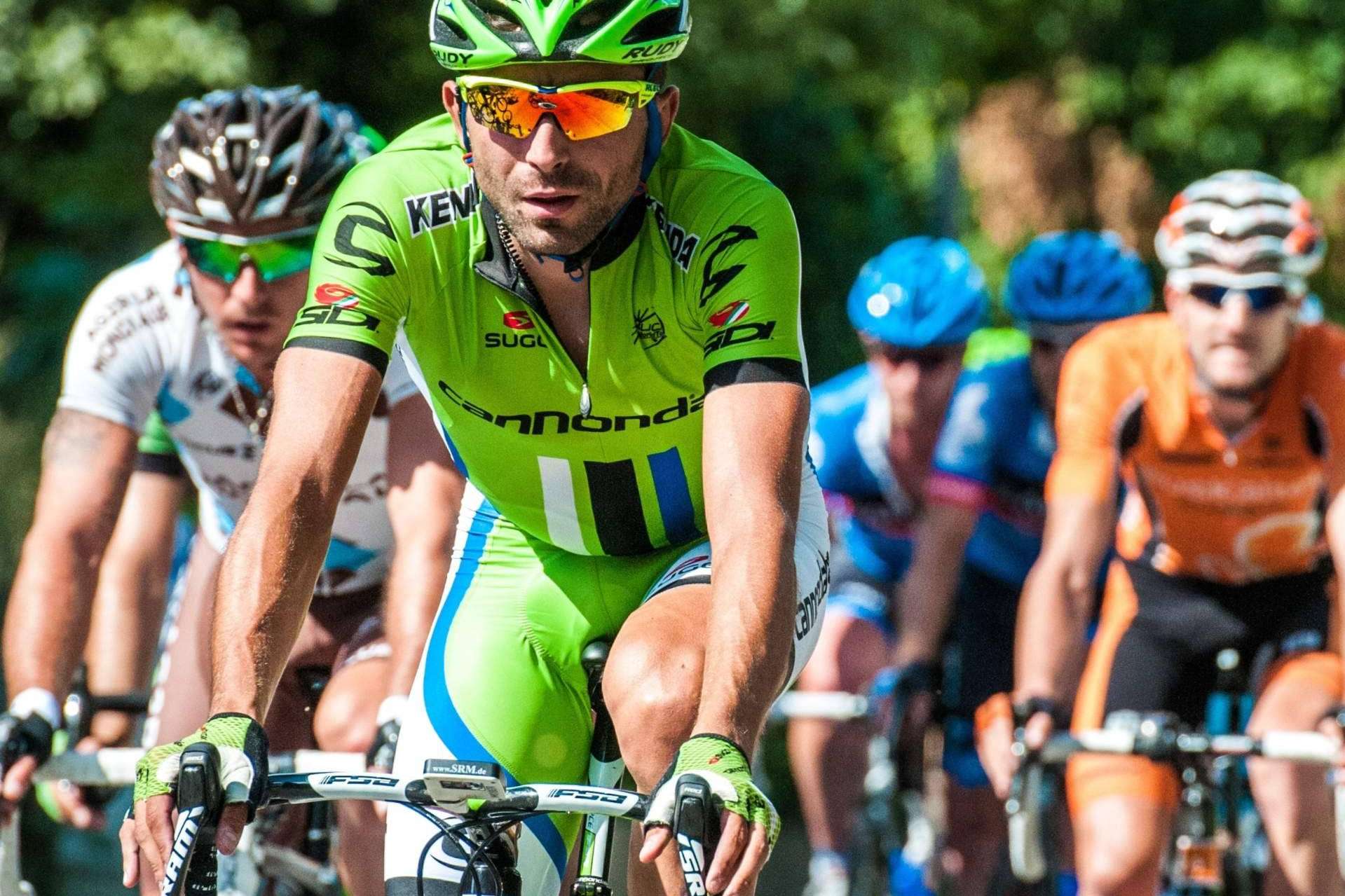 ¿Cuál es la importancia de las vitaminas Hammer en deportes como ciclismo y running?