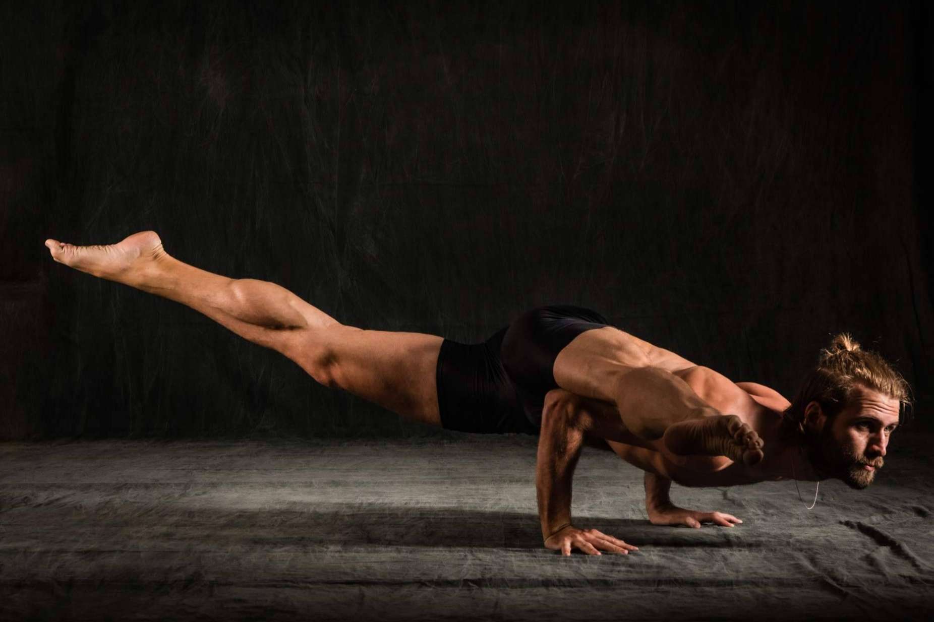 Los beneficios de realizar rocket yoga de la mano de numen