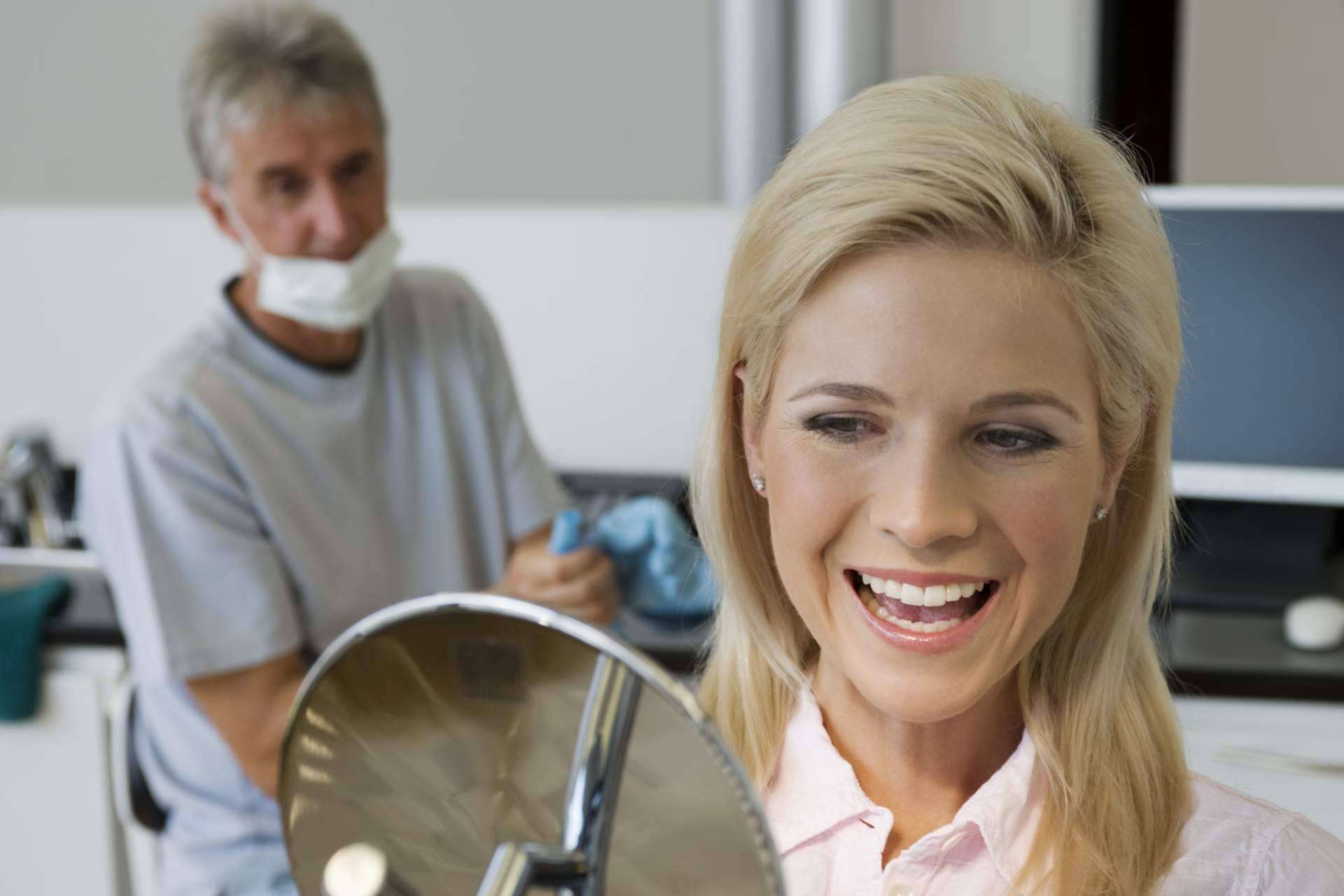 Implantes dentales de zirconio para recuperar la sonrisa de la mano de DeltaDent, la clínica de Madrid experta en biocompatibilidad