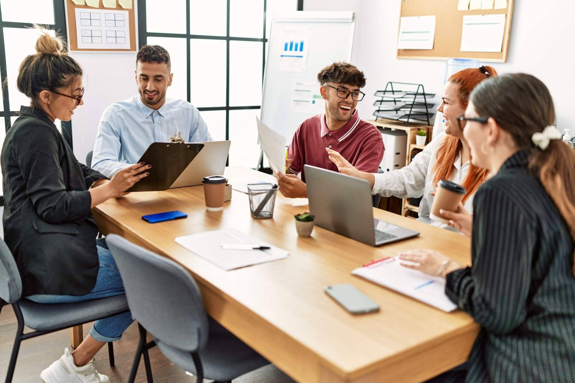 ¿Cómo se puede aumentar la felicidad de los equipos en una empresa?