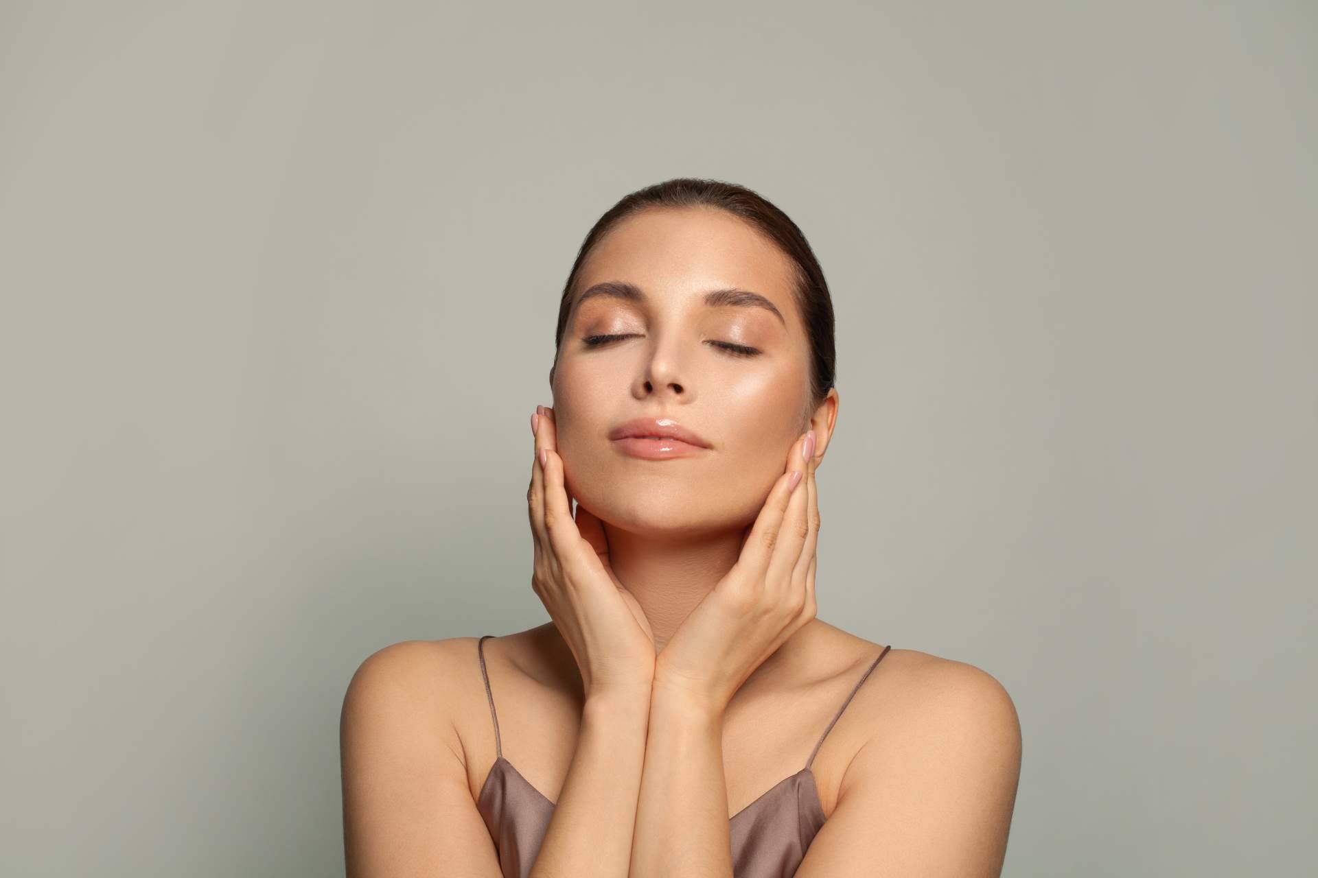 Rejuvenecimiento facial con el tratamiento Hollywood Peel, de Crina Rus Beauty Center