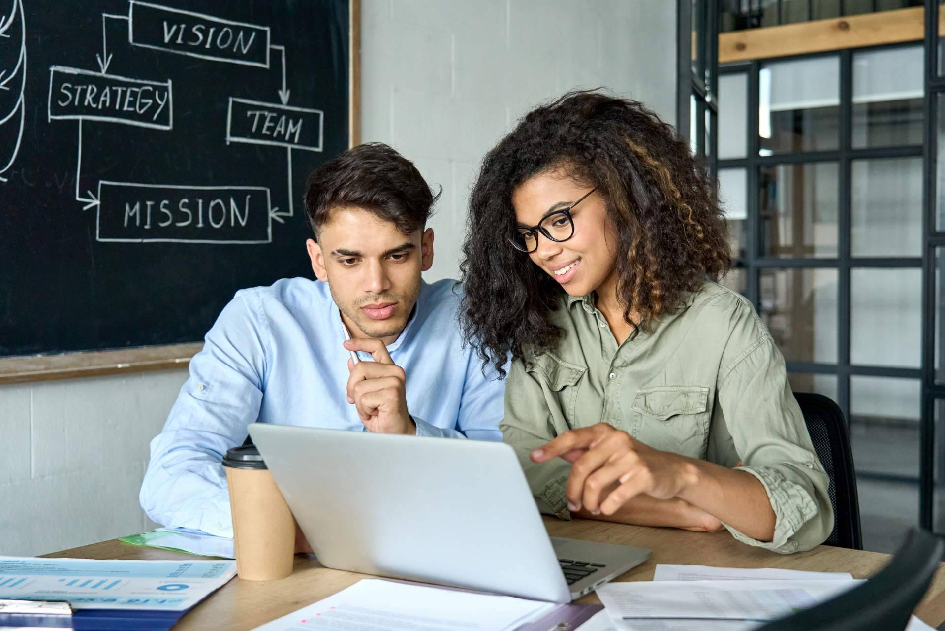 Atraer clientes con LinkedIn Ads, de la mano de Su Community Manager