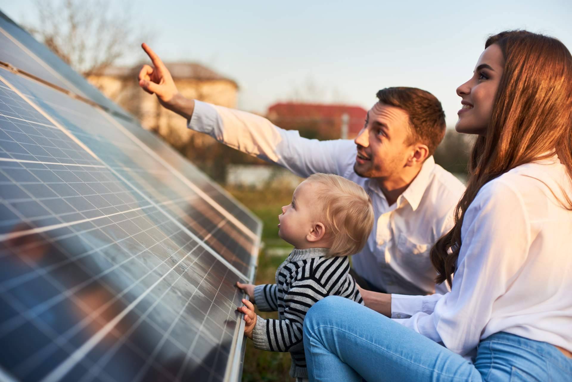 ¿Se pueden instalar placas solares en espacios pequeños como balcones?, según Solomnia