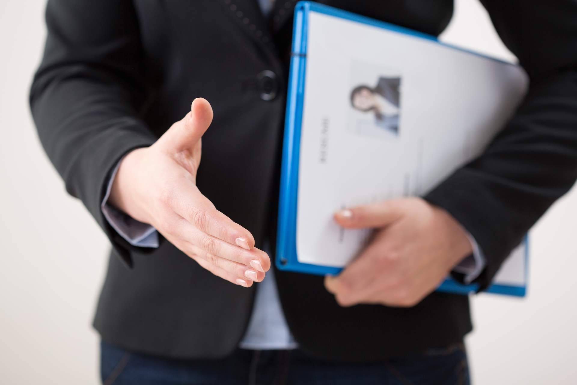 ¿Cuáles son los beneficios de externalizar las funciones de recursos humanos?