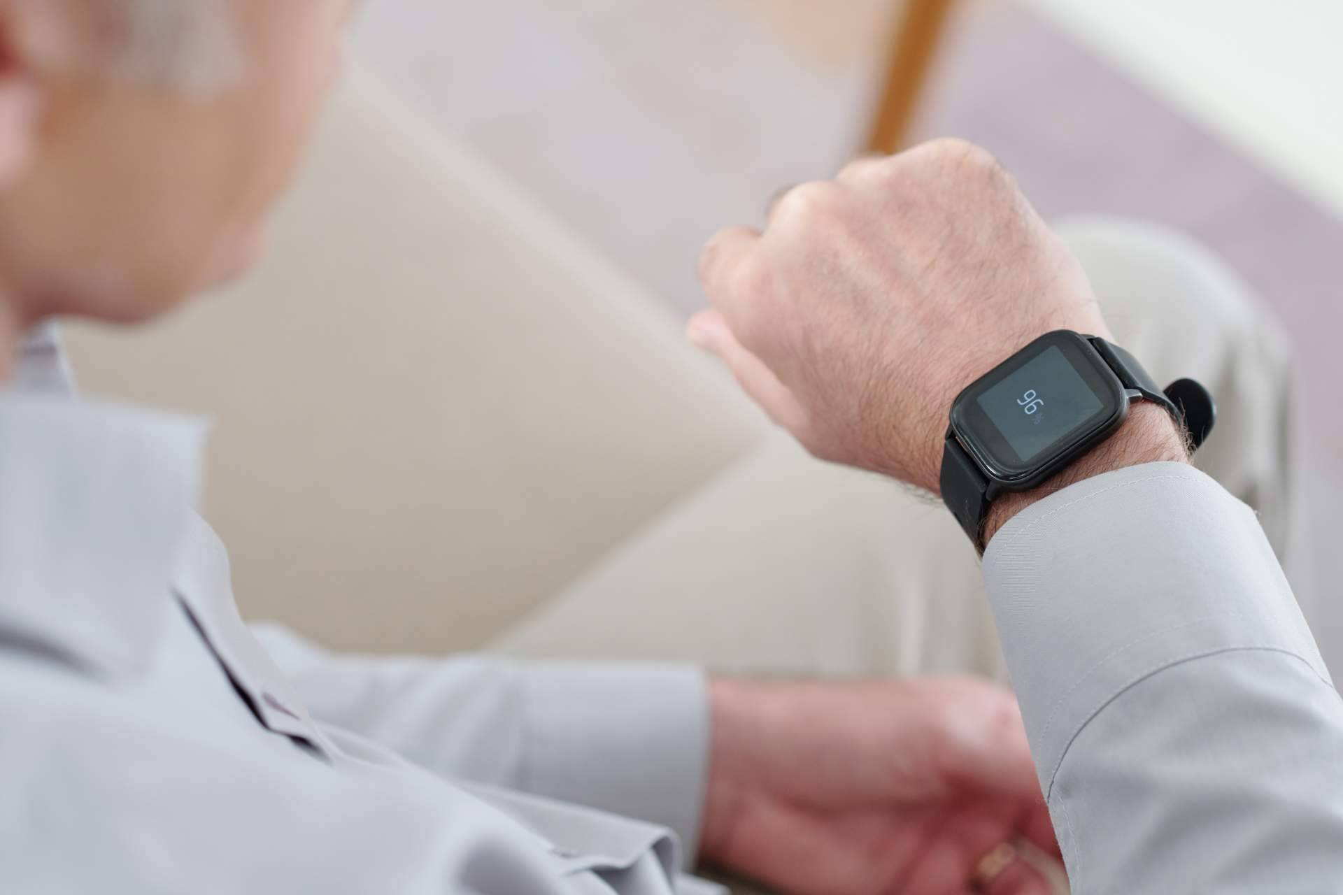 Para personas con Alzheimer o demencia, Tracmi ofrece su reloj localizador