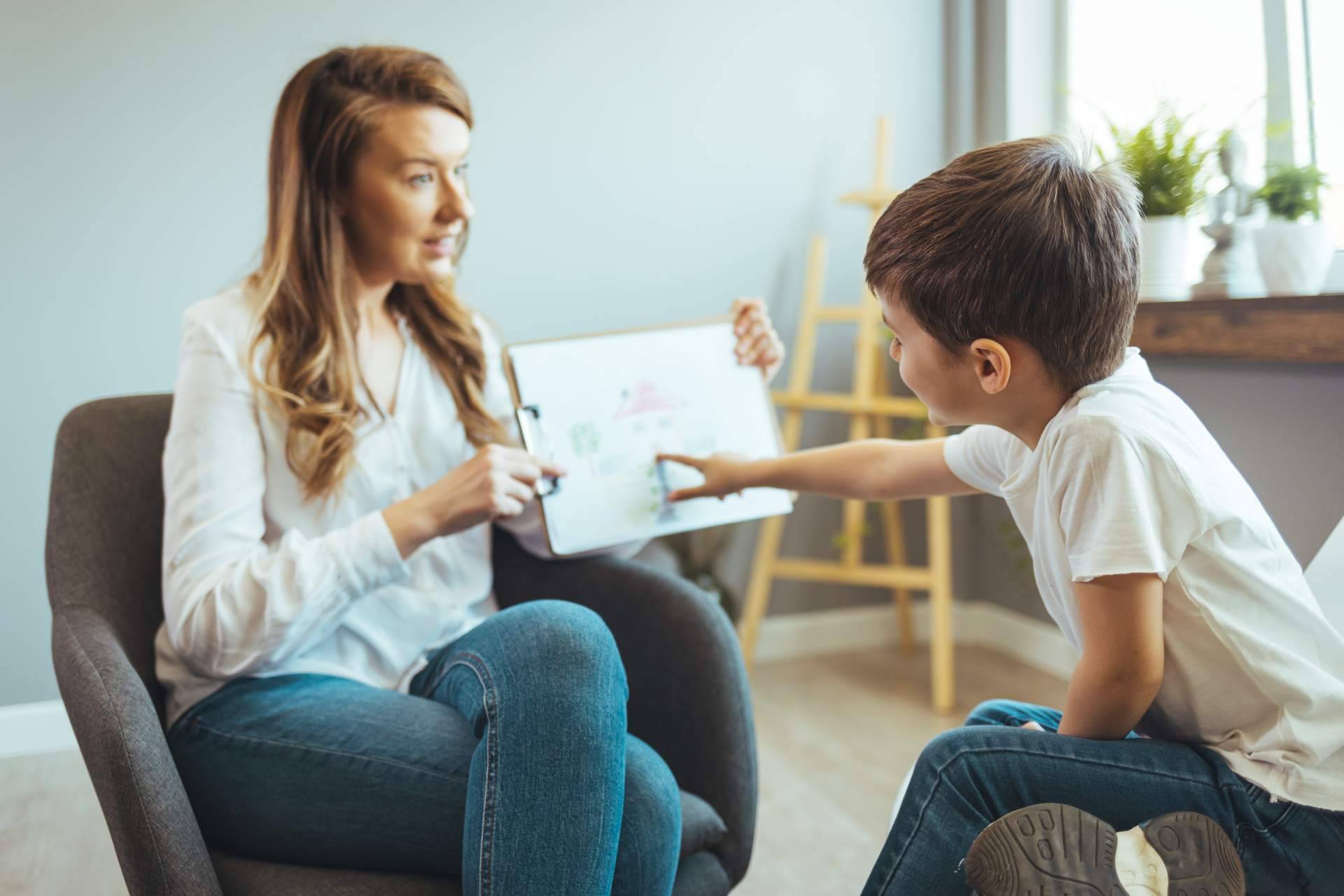 Canguros y personal de refuerzo escolar para niños en Madrid con Noviser