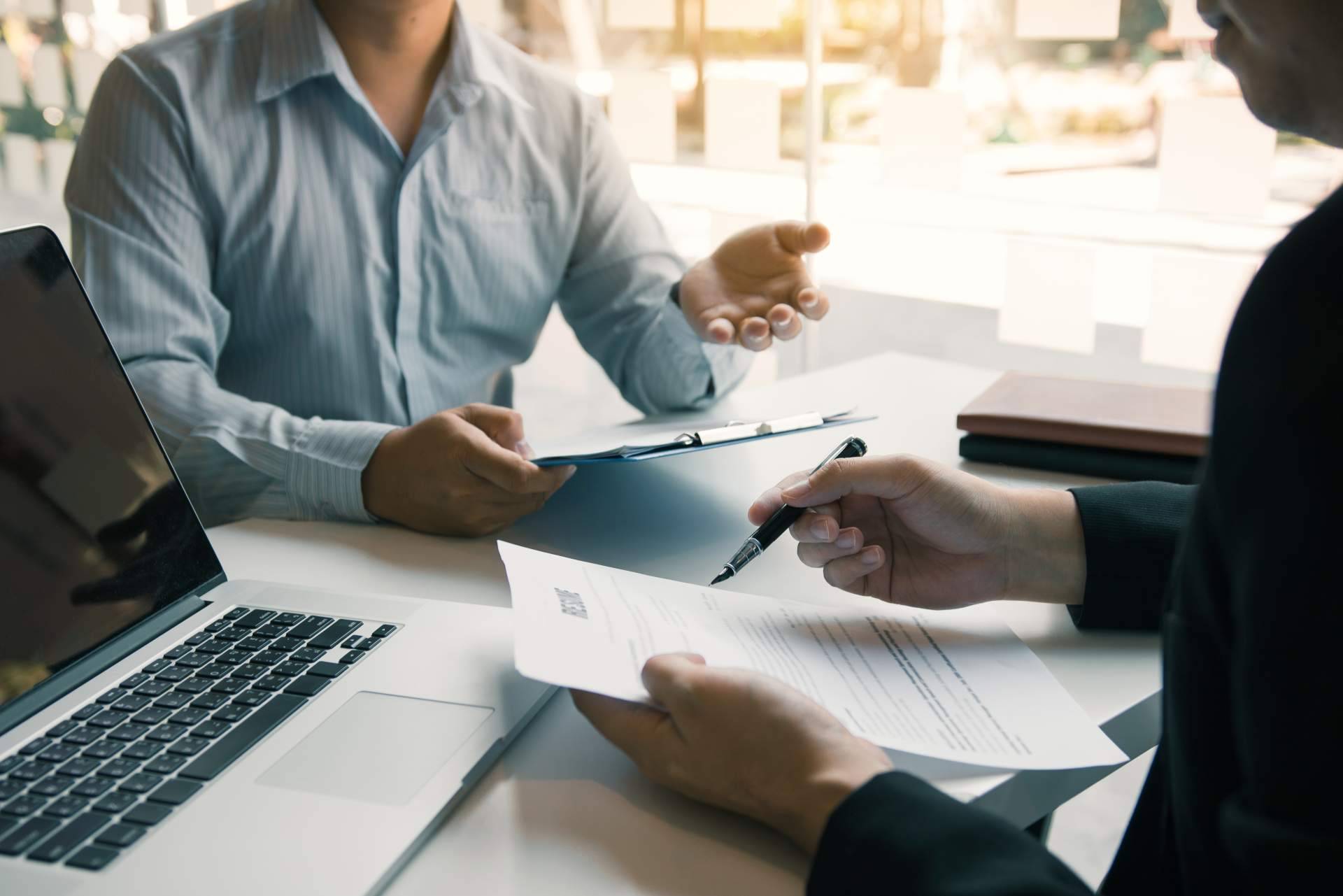 Coacher ayuda a preparar una entrevista de trabajo