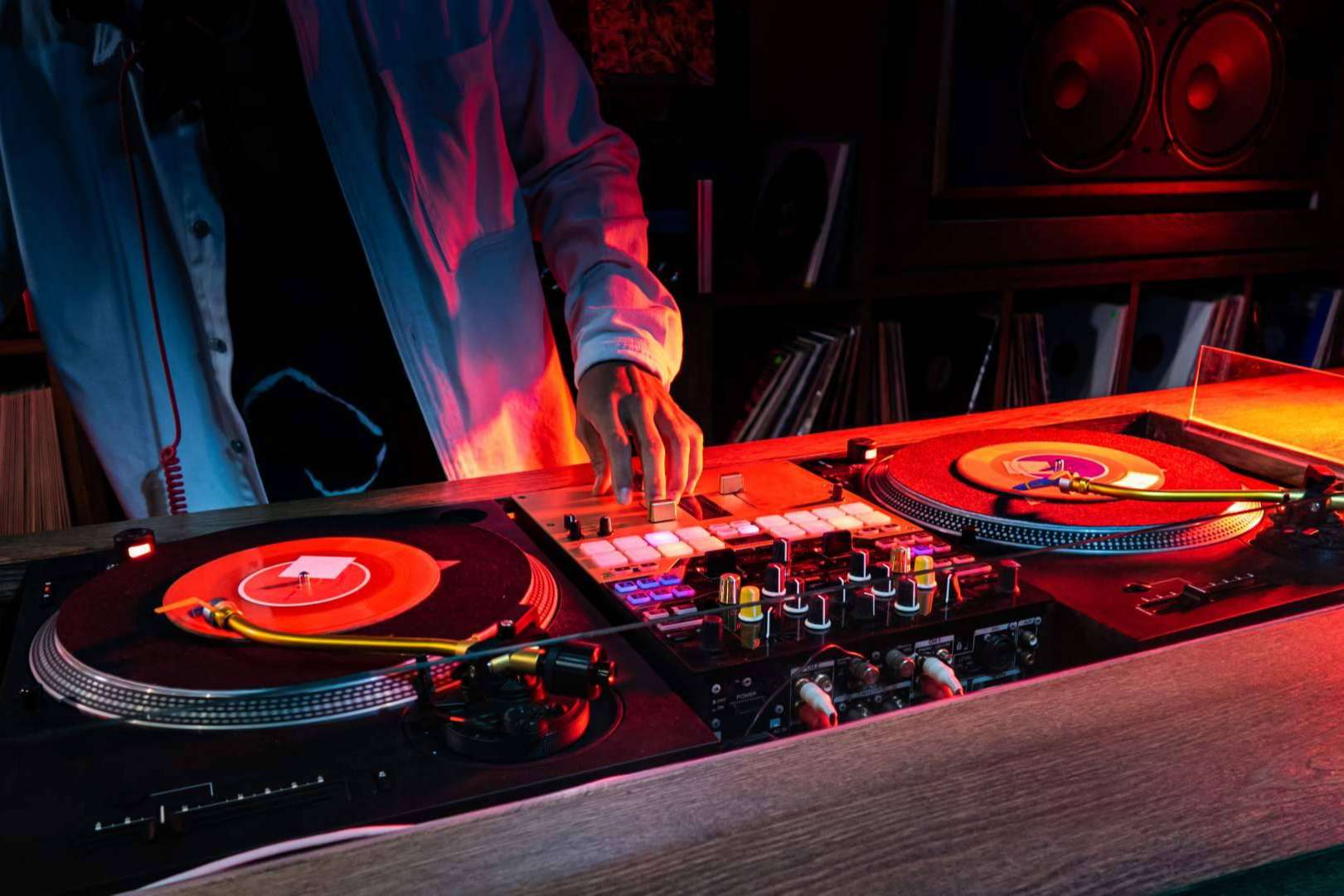 Regresa el formato de disco clásico con la fiesta Puro Vinilo Space por Space of Sound , Phil Weeks será la estrella a los platos