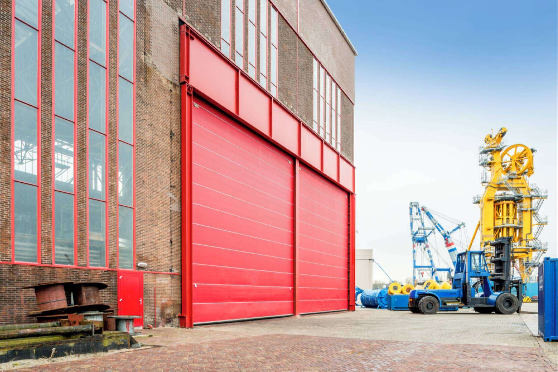 Puertas de grandes dimensiones para mejorar el desarrollo industrial, con ASSA ABLOY