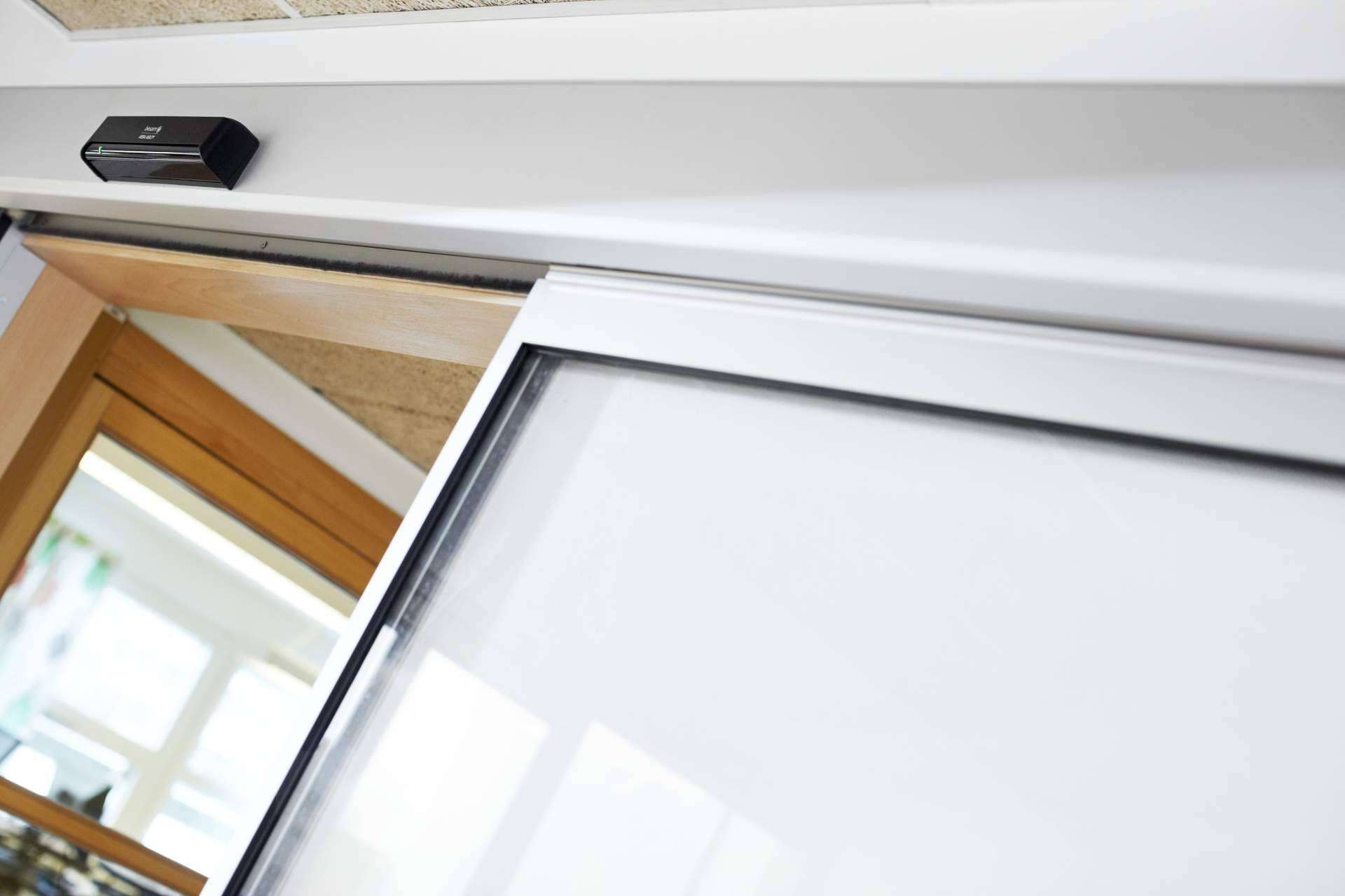 ASSA ABLOY ofrece automatización, mantenimiento y modernización de puertas en edificios para un mayor ahorro energético