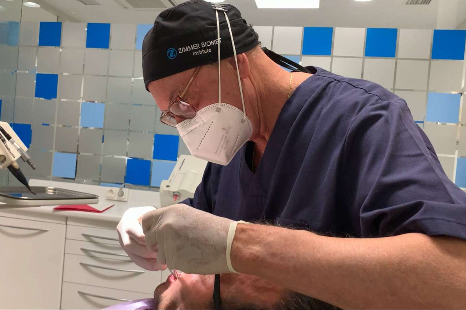 Silverio Blanco del Campo y sus 35 años de experiencia cuidando de la salud bucodental de los asturianos