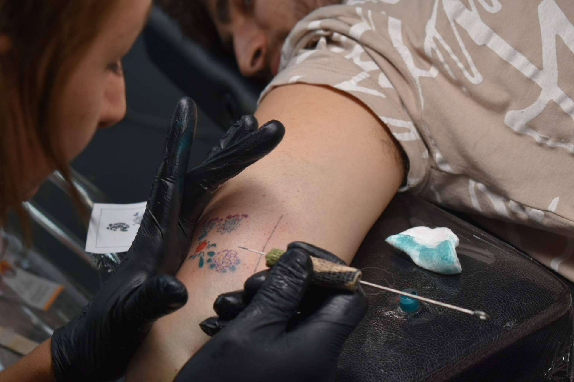 Los cursos de Wanda Tatua para aprender a hacer handpoke