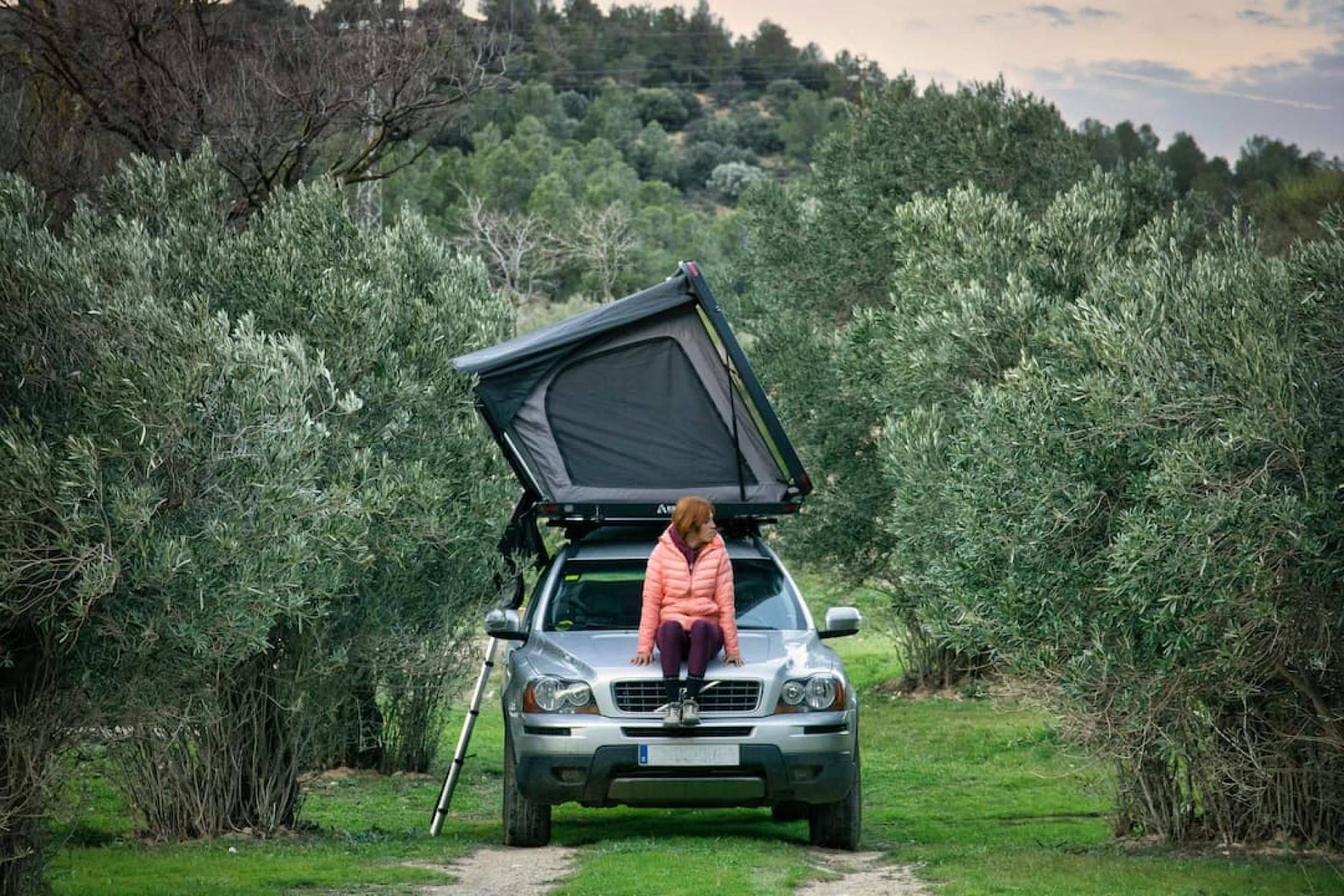 Una forma económica de camperizar cualquier tipo de vehículo, las tiendas de techo para coche