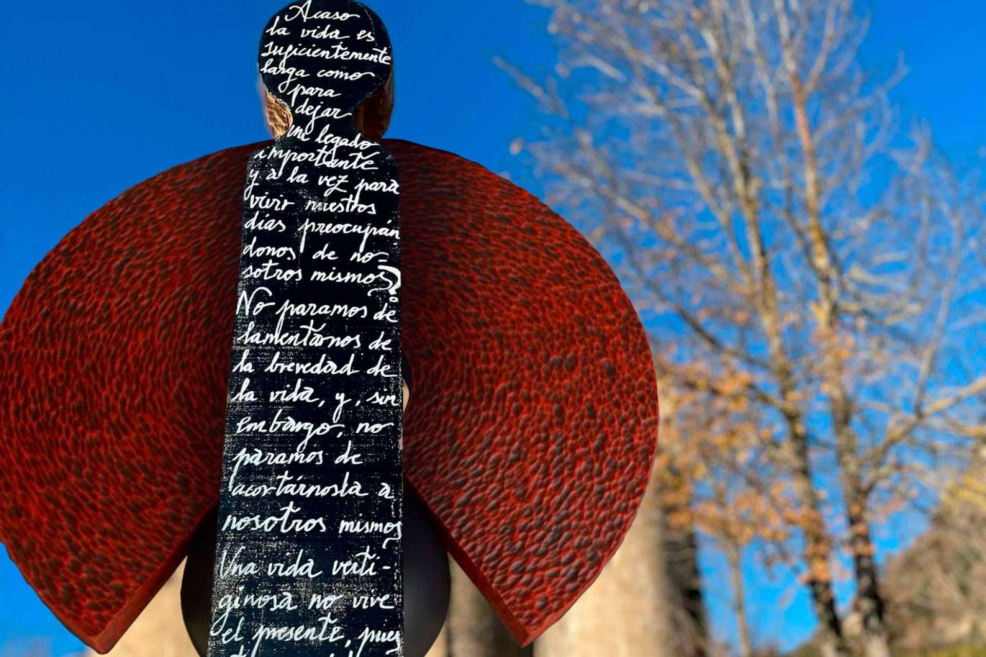 ¿Qué hay detrás de la escultura totémica de Pilar Almagro?