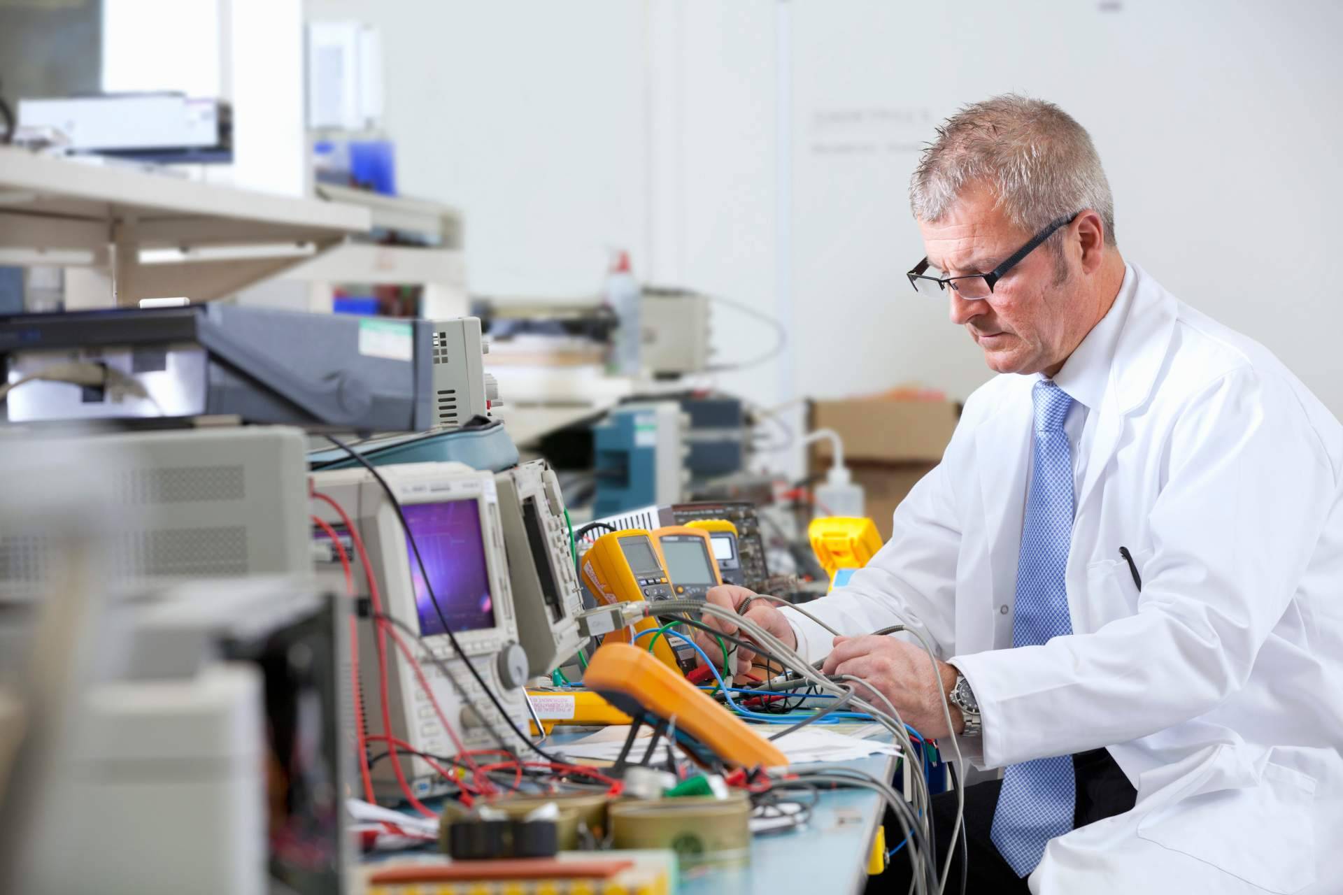 Suministros de primera calidad de la mano de Cadenza Electric, distribuidor de material eléctrico
