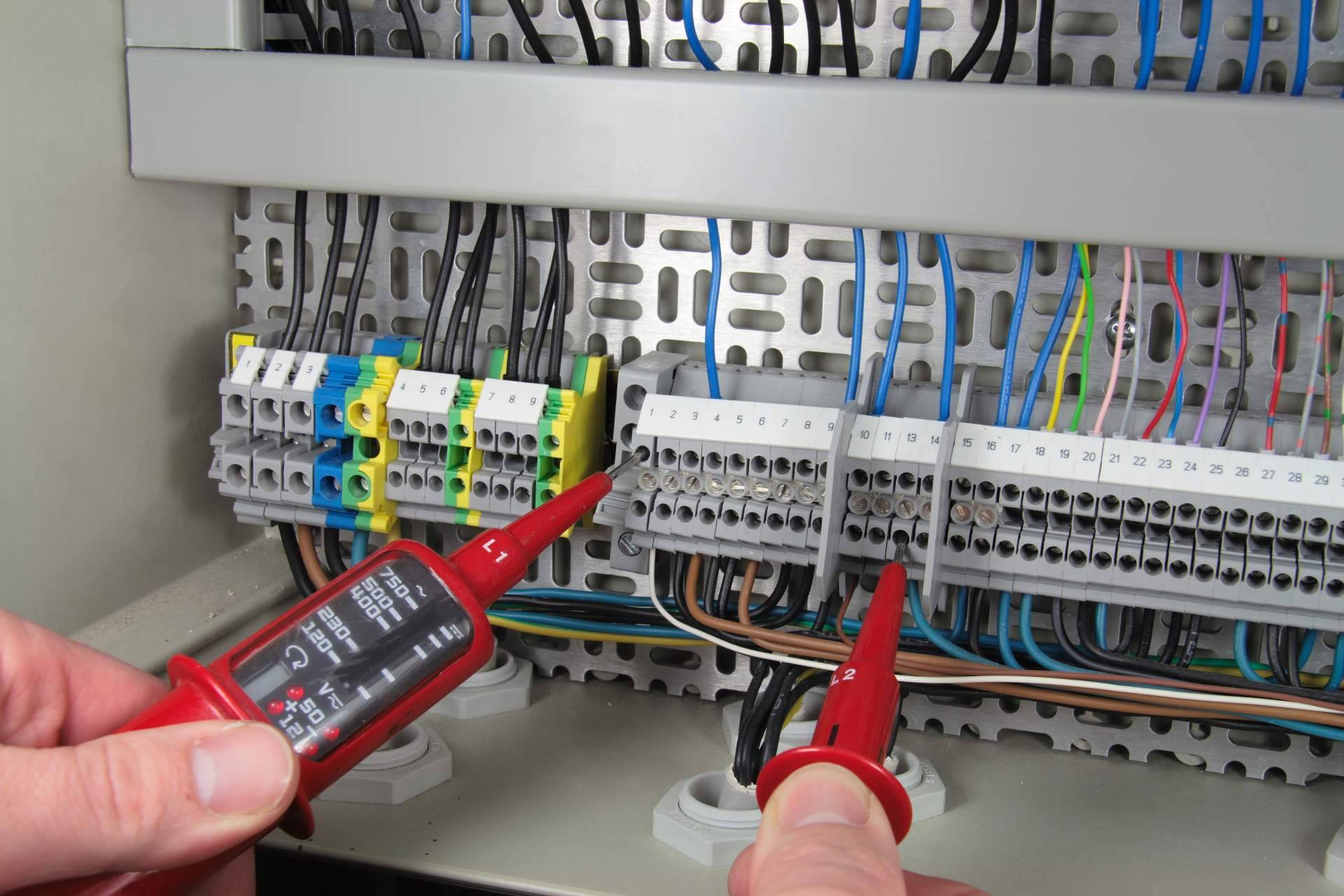 Swimhome, la importancia de los cuadros eléctricos en la instalación de piscinas