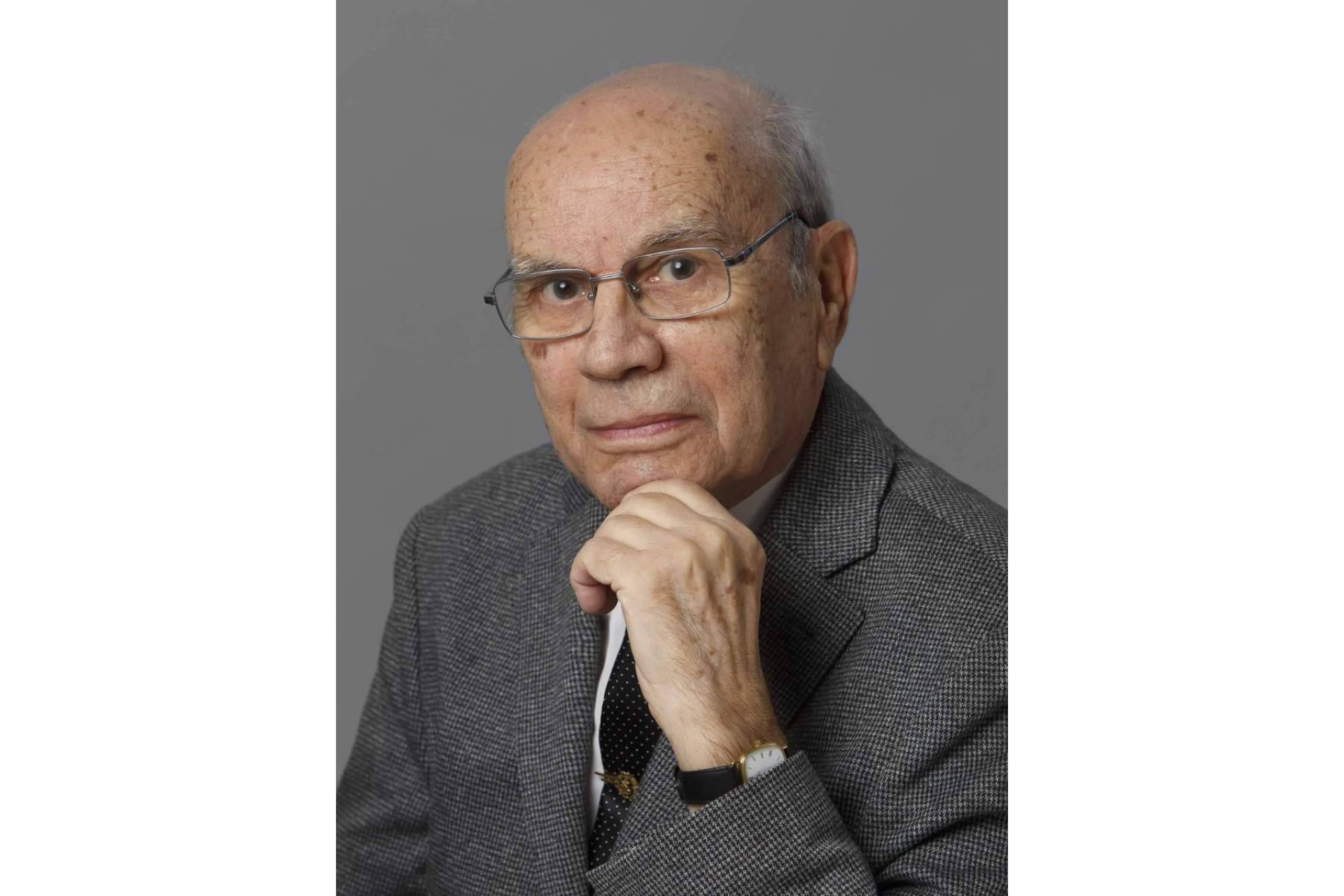 El poemario ‘De mis introspecciones, al azar’ de Gustavo C. Carrasco narra sus experiencias vitales