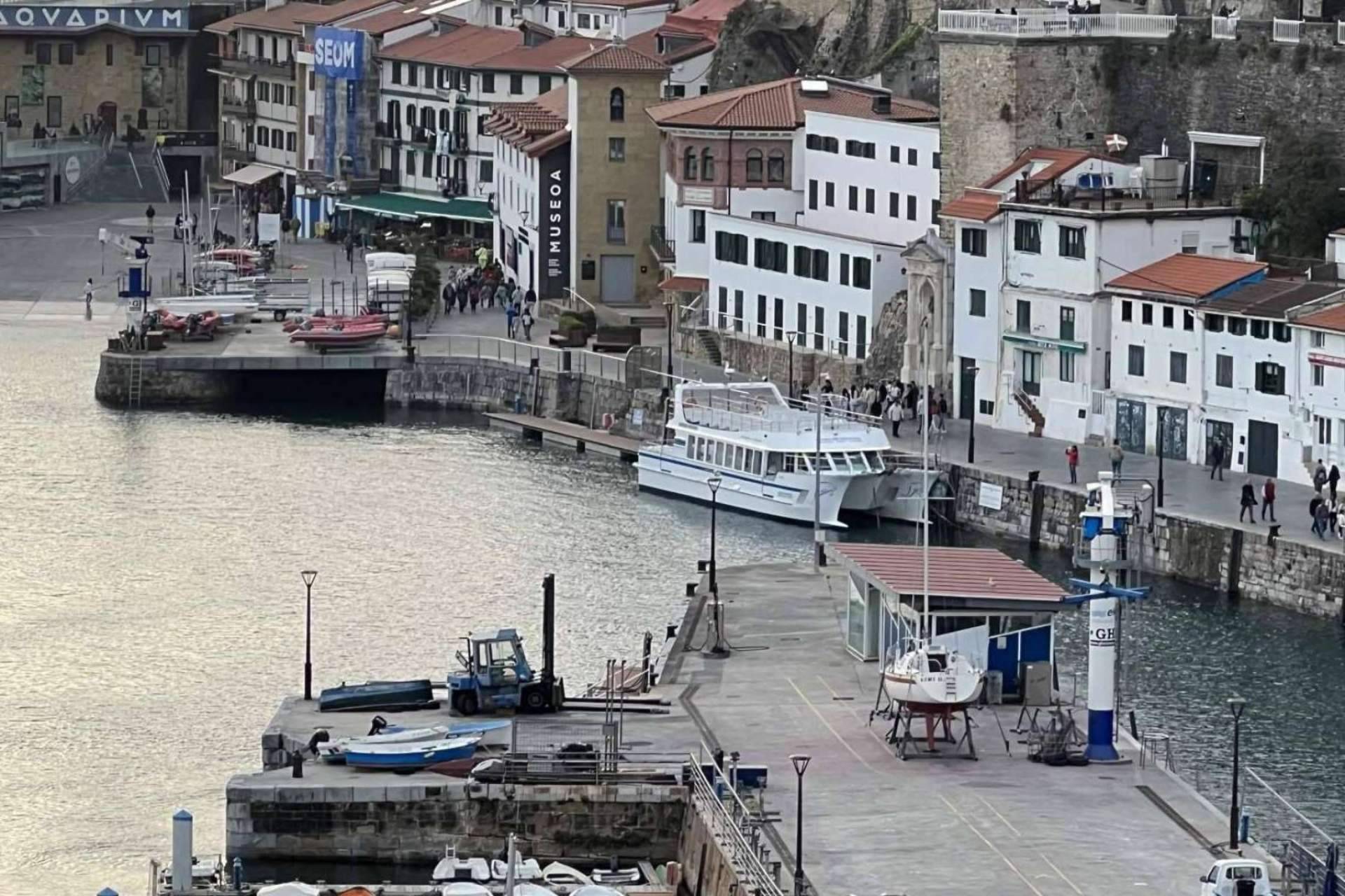 Descubrir la costa de San Sebastián a bordo del catamarán Ciudad de San Sebastián