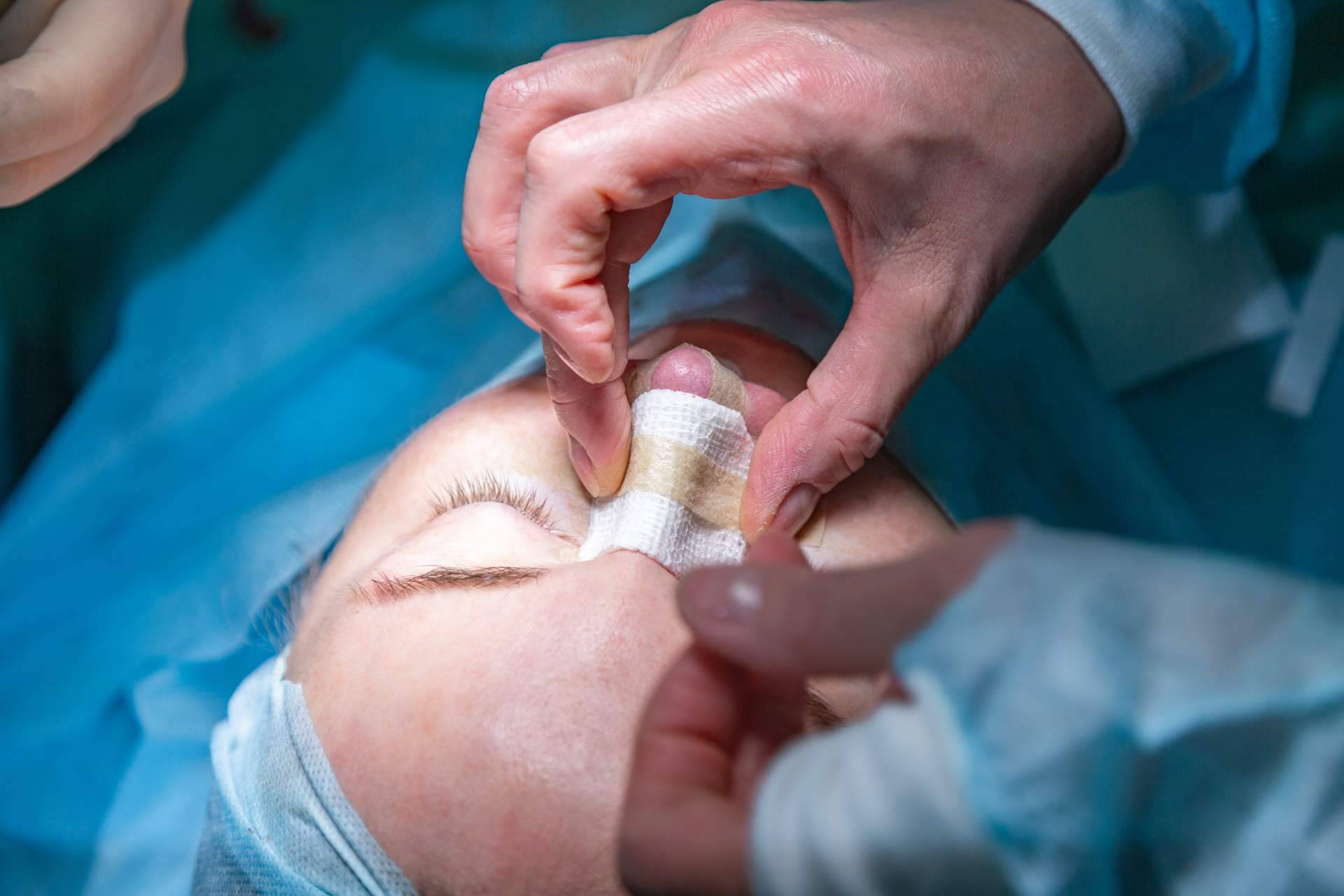 Renovar la apariencia con la experiencia del Dr. Padilla, experto en transformación facial y corporal
