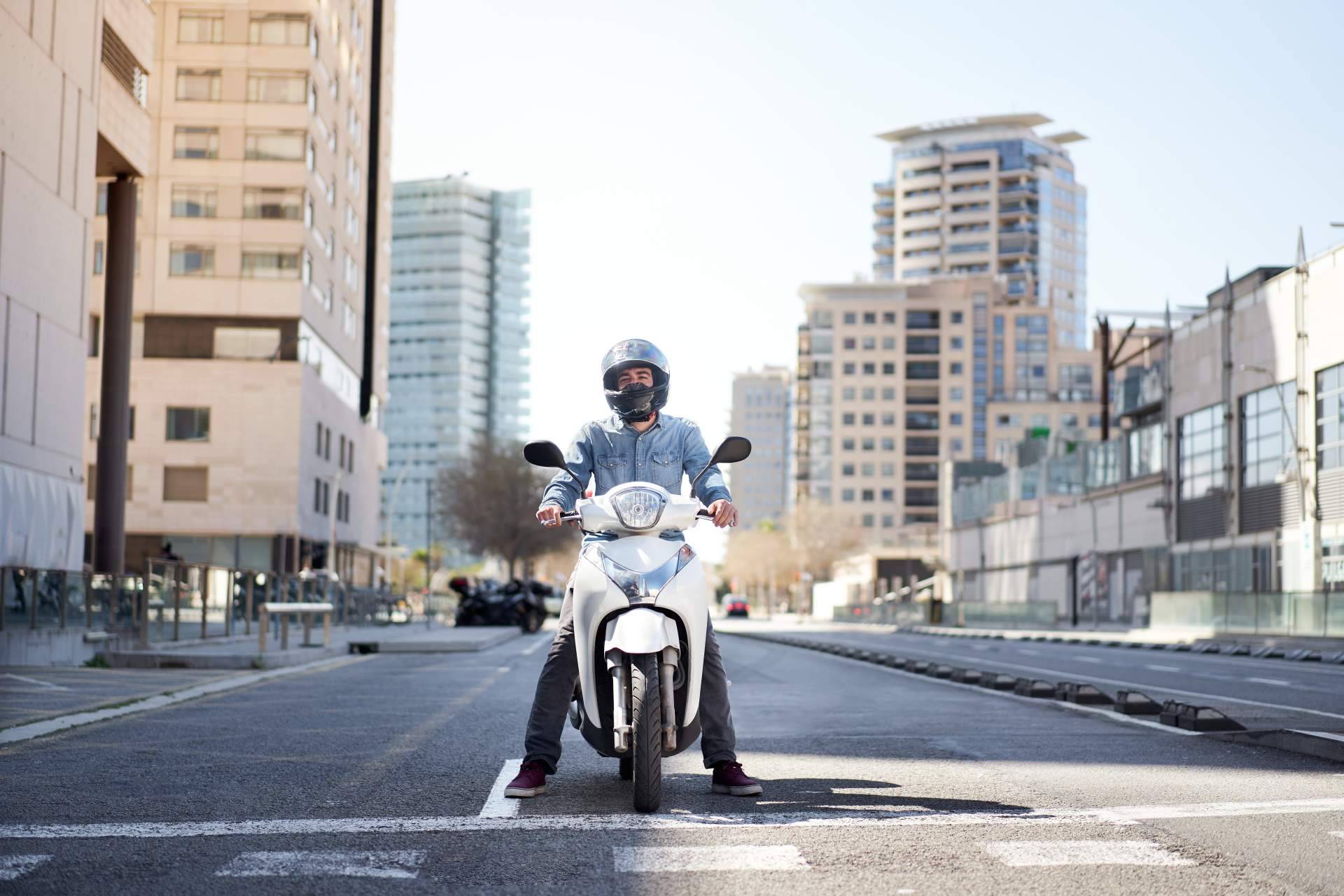 EGINER explica las ventajas de conducir una moto respecto un coche en grandes ciudades