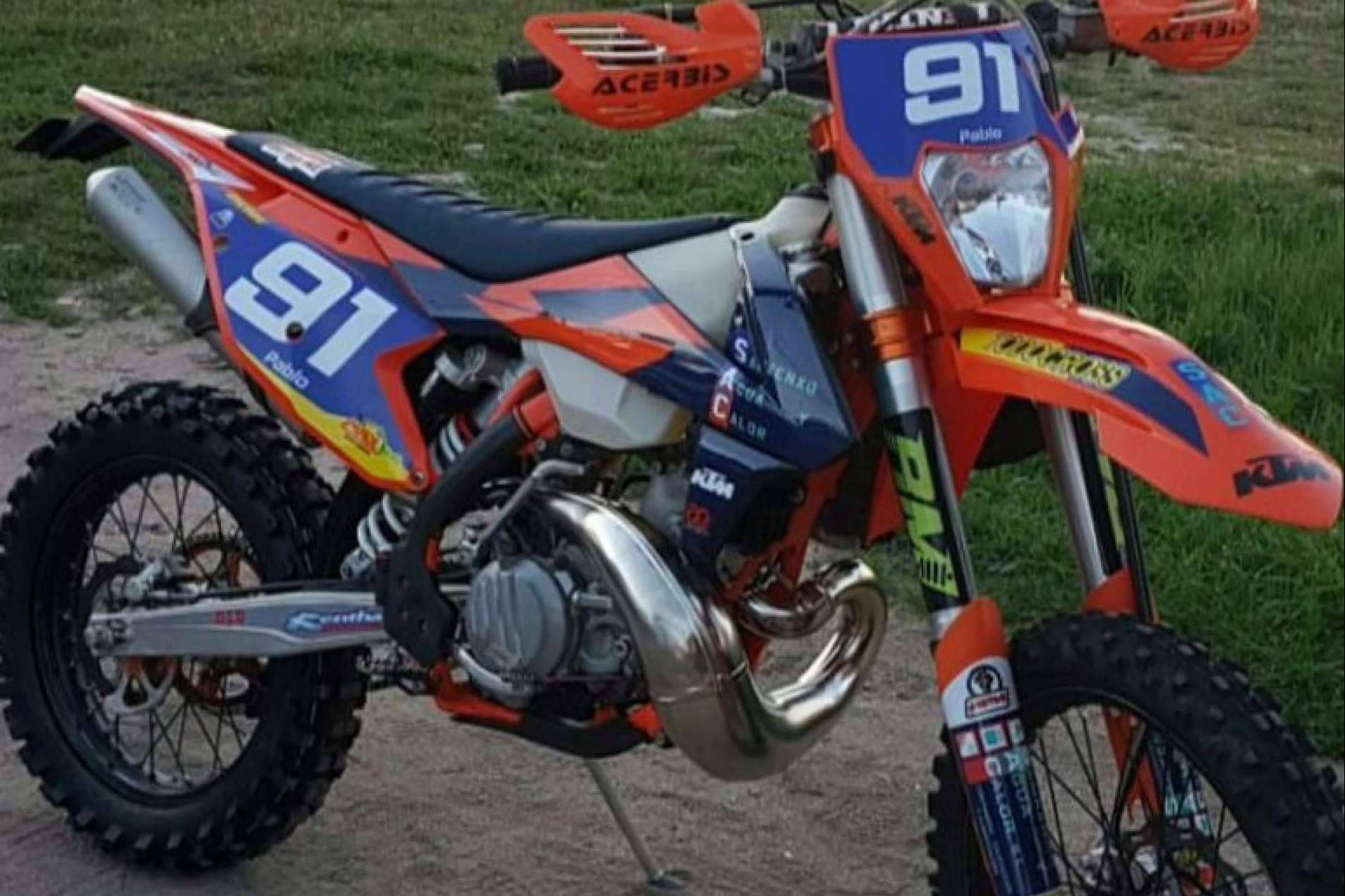 Plásticos y adhesivos para motos off road de la mano de ADHESIVOSEMBARRADOS