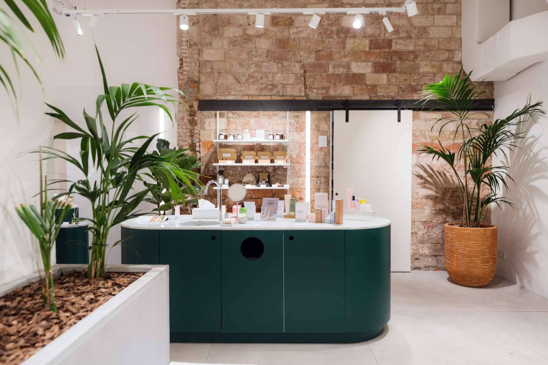 All Yours, la tienda de cosmética en Barcelona que promueve la clean beauty y el bienestar responsable