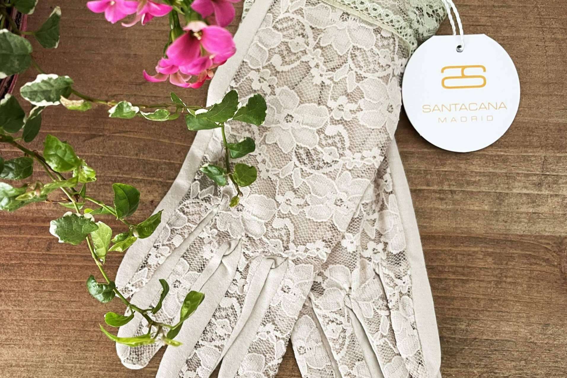 Santacana, el arte de la elegancia en guantes largos para eventos especiales