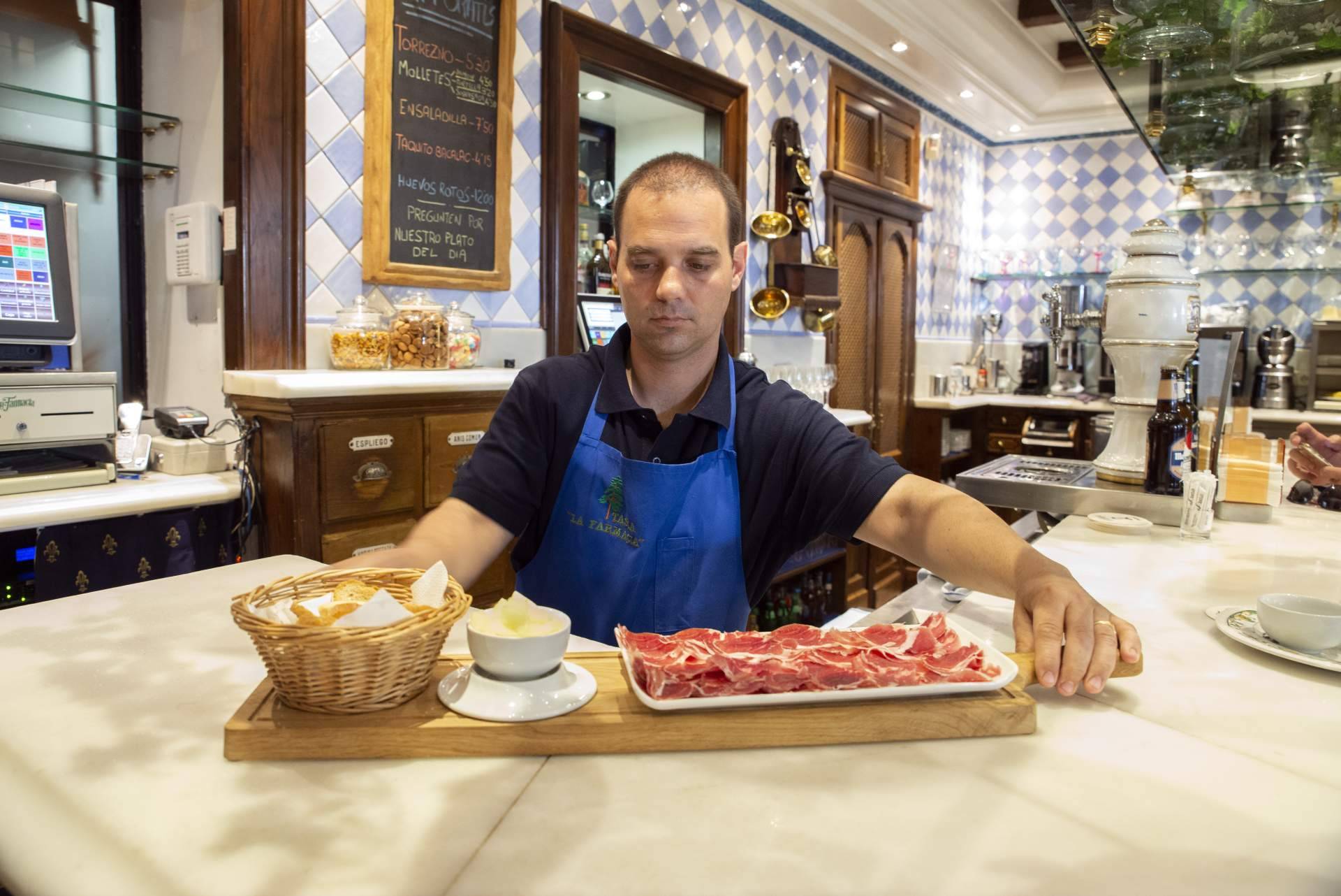 En Madrid, el restaurante Tasca La Farmacia ofrece una experiencia gastronómica auténtica