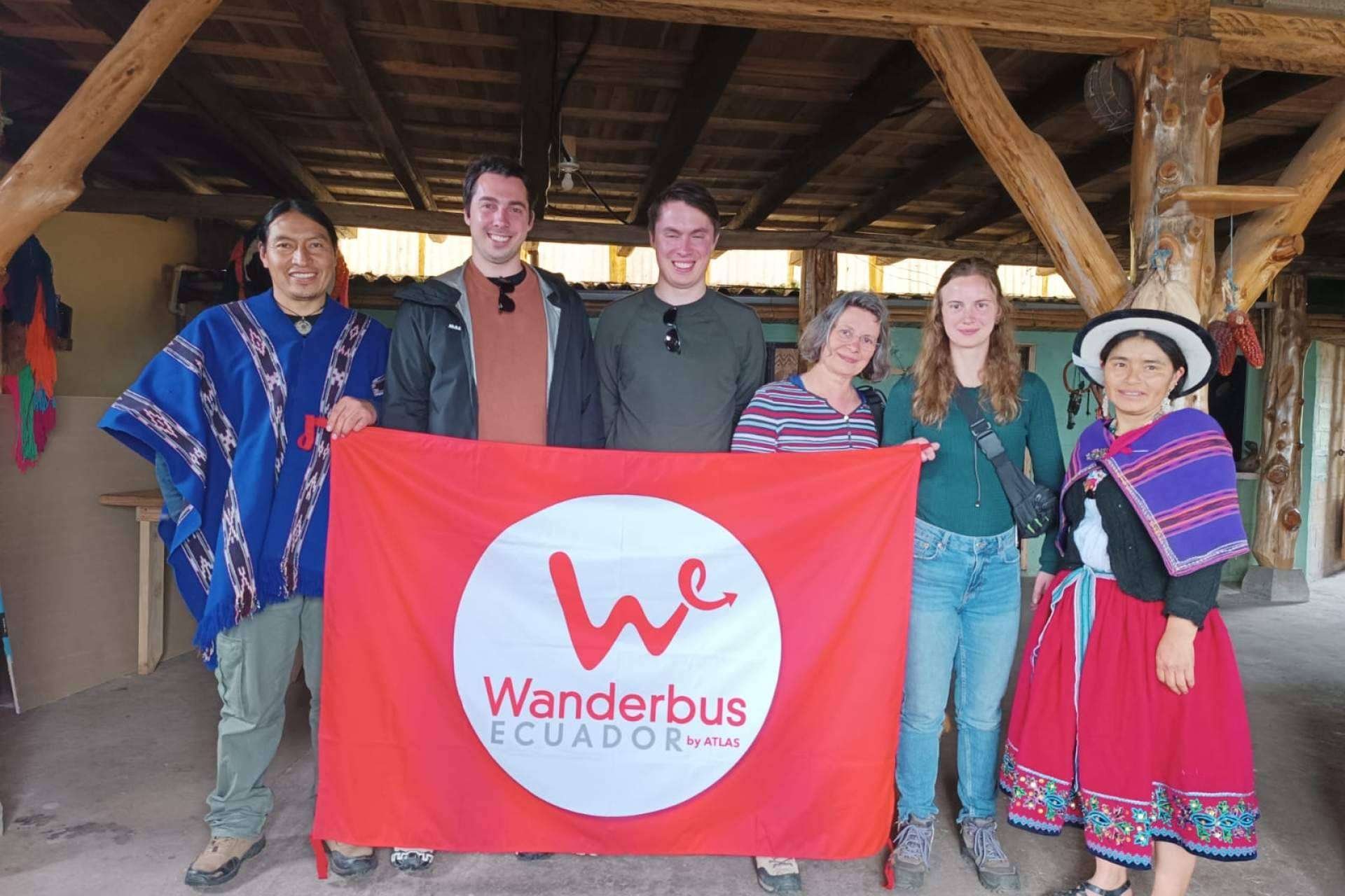 Hop-on hop-off bus de WanderBus para recorrer Ecuador fácilmente