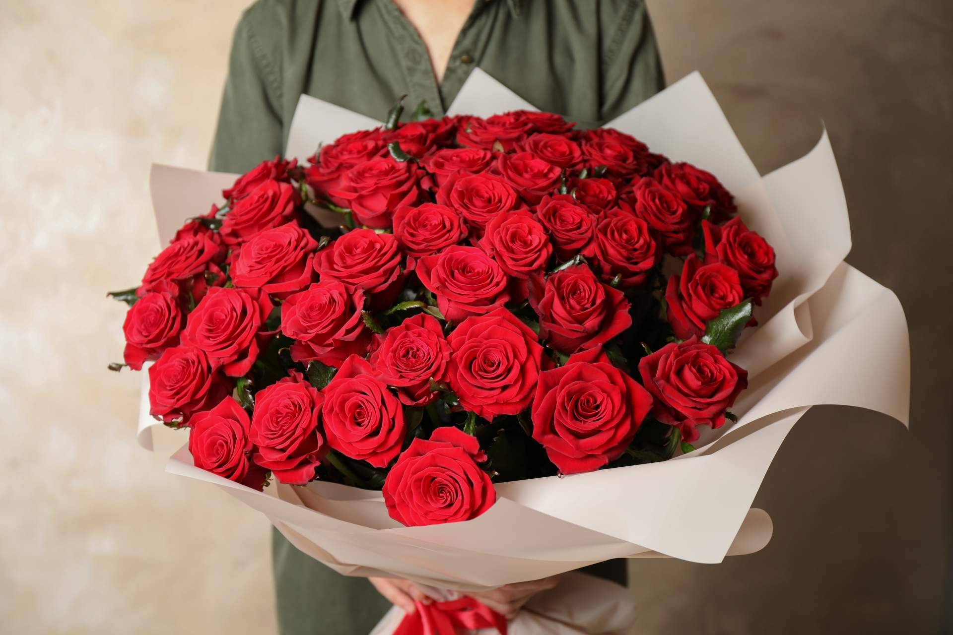 Regalar rosas amarillas y rojas de la mano de Rosistirem