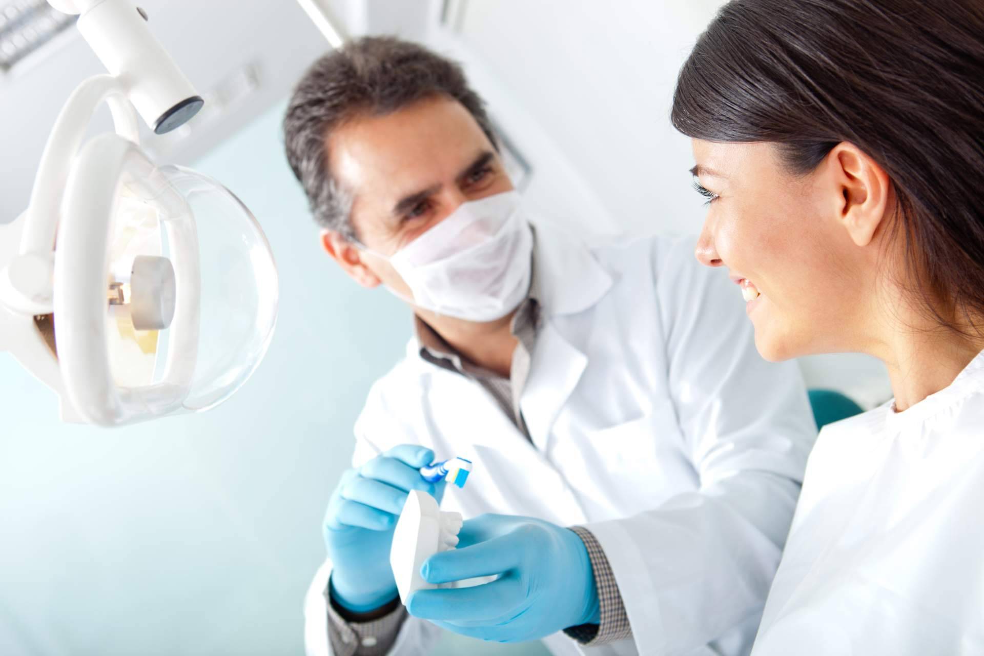 La controversia de los implantes dentales y sus razones. Para promover la armonía energética y evitar la sensibilidad a los metales, algunos profesionales recomiendan el zirconio sobre el titanio