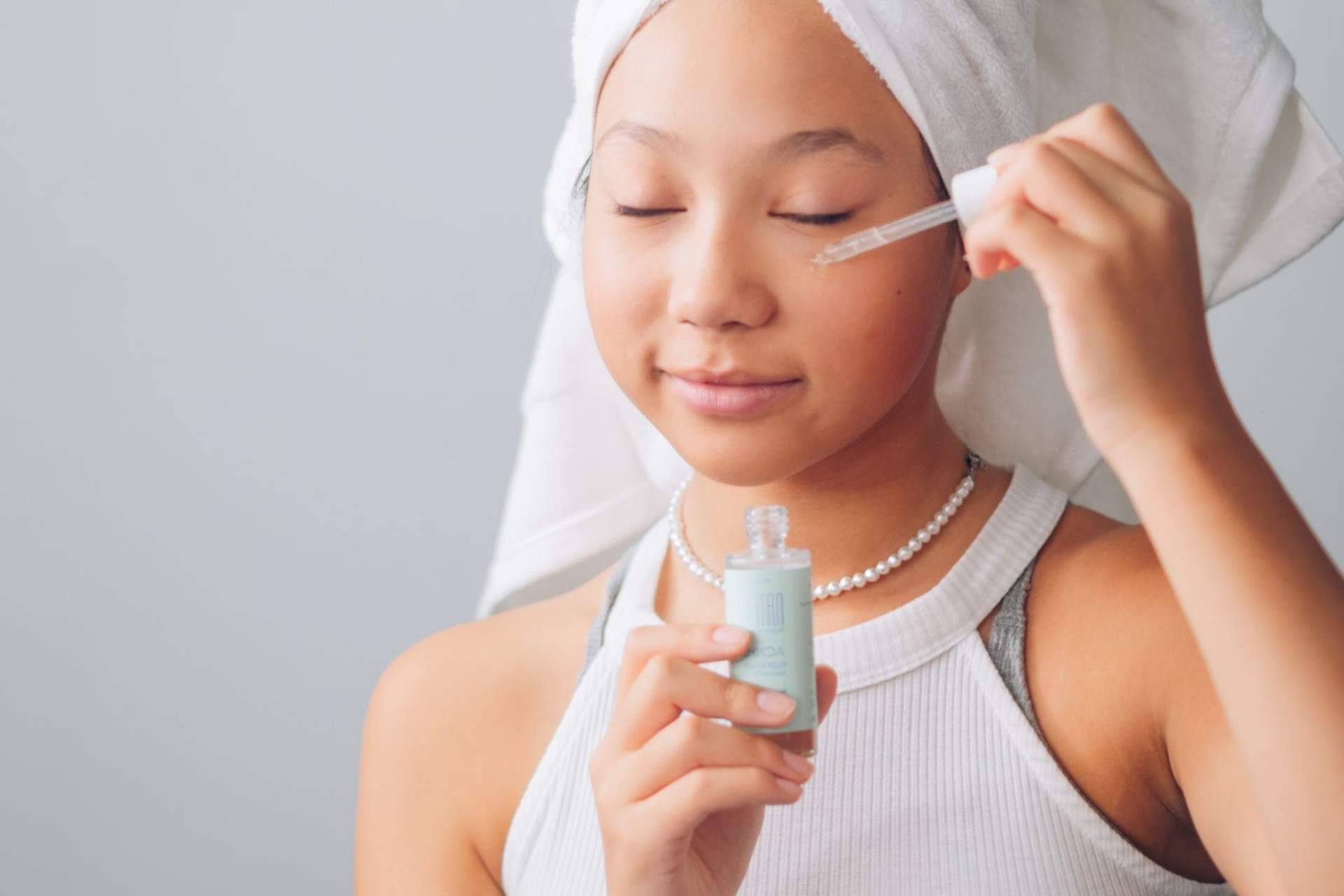 Conocer los beneficios del Acnhelp day serum, un tratamiento natural contra el acné