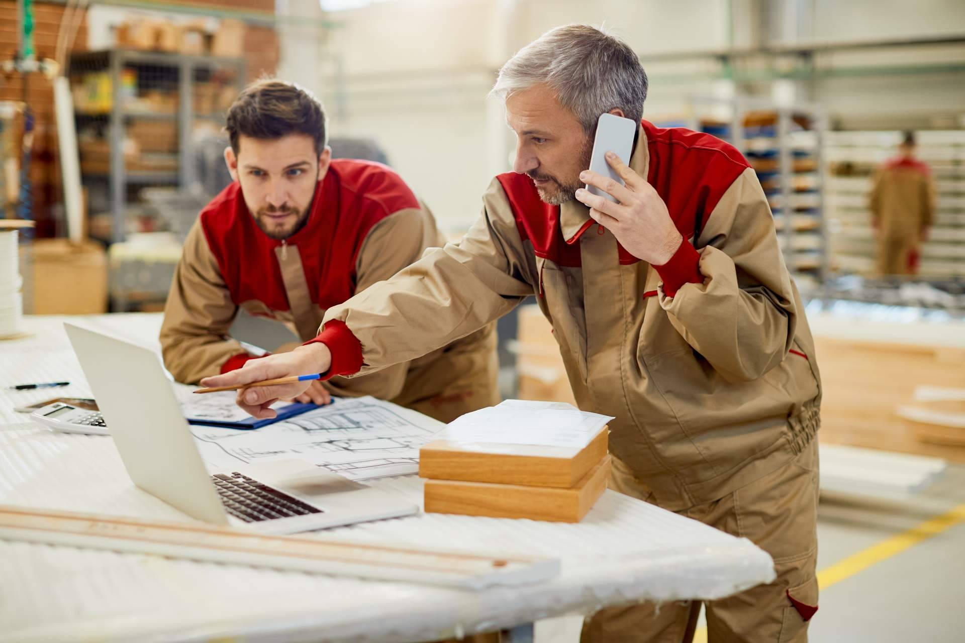 Eliminar conversaciones de trabajo de los móviles de los empleados con la alternativa a WhatsApp que propone Ommnio