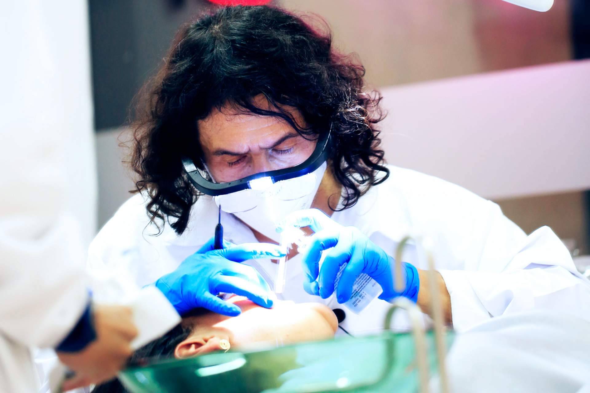 Diseño de sonrisa e implantes dentales en Odontología de Marlon Becerra