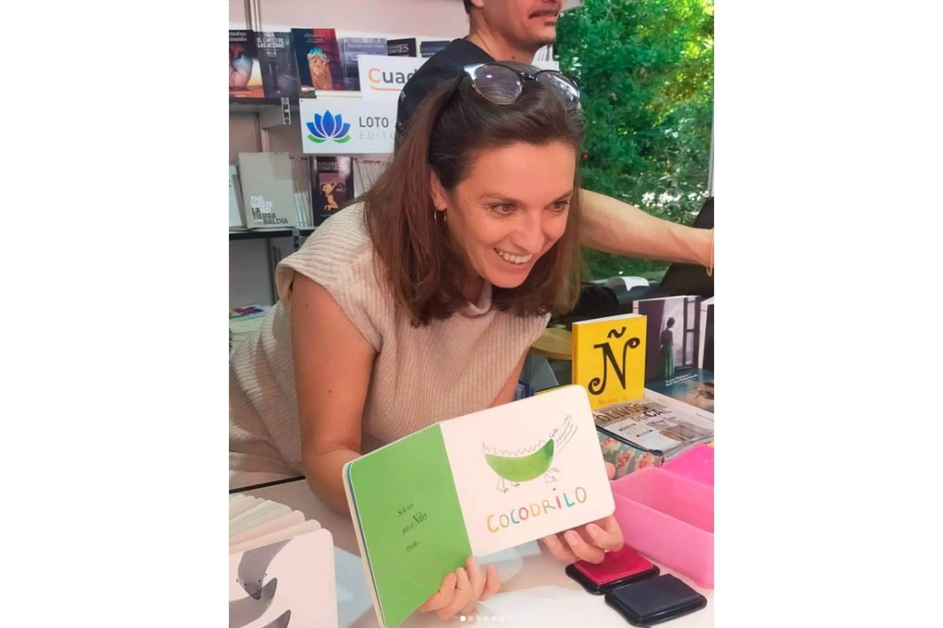 Patricia de Cos saca su libro ¡Chof!, reconocido por la OEPLI por su aporte a la creatividad en la literatura infantil