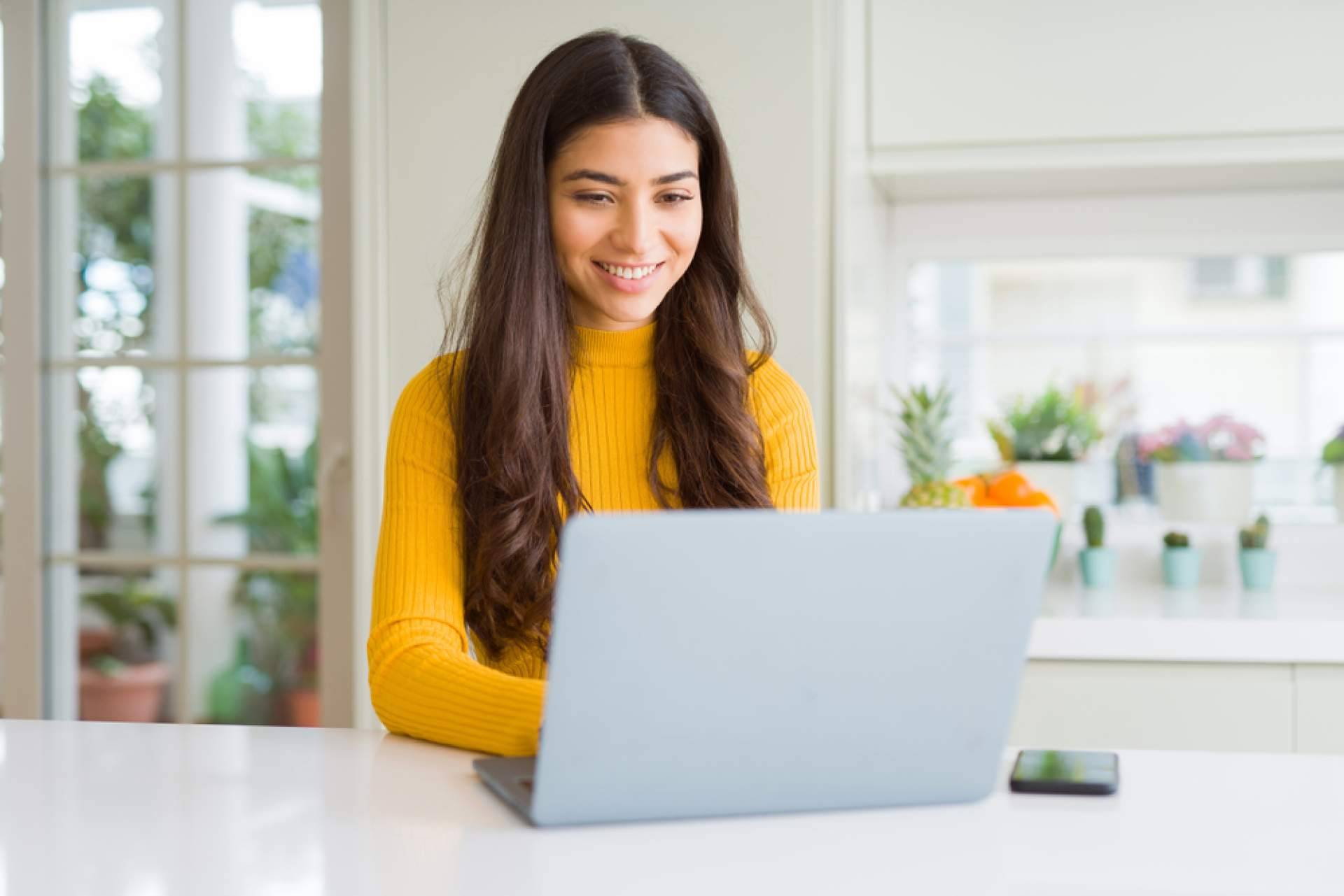 Apoyo Psicológico Online ofrece consejos sobre cómo manejar el estrés laboral de manera efectiva
