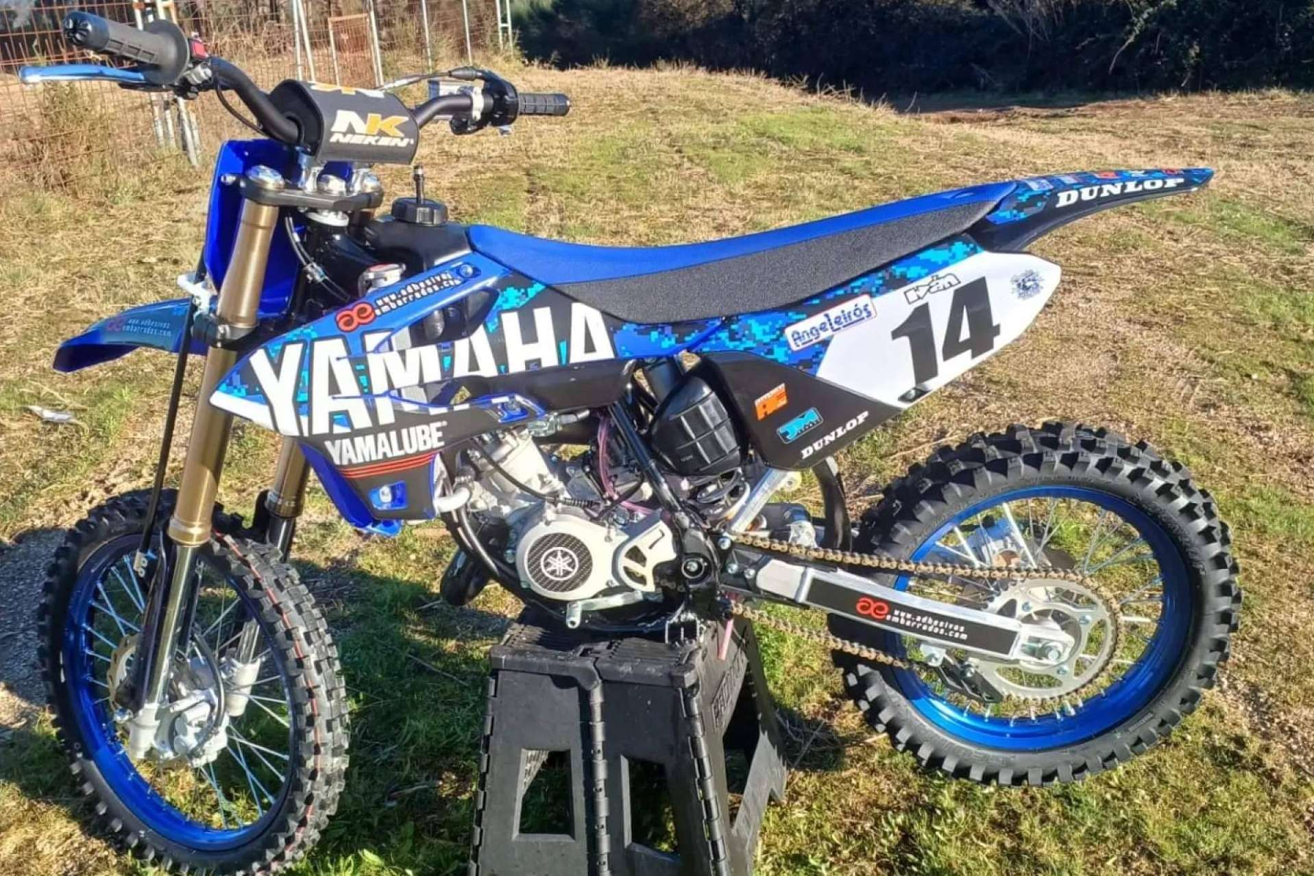 La tienda online que ofrece pegatinas personalizadas para motos de alta calidad, ADHESIVOSEMBARRADOS