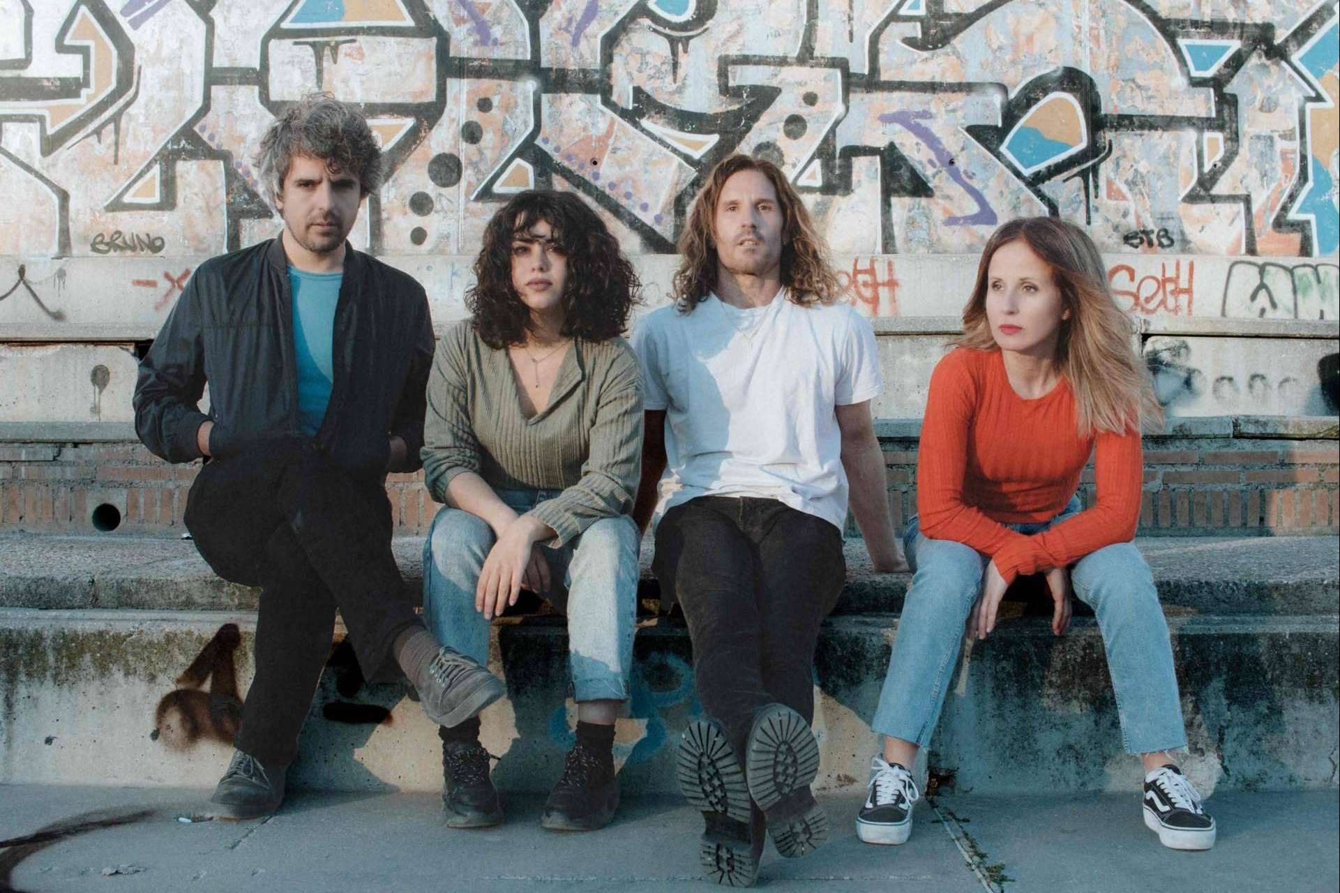 Emilia Pardo y Bazán lanza el anti-himno generacional 'Preocúpate mañana'