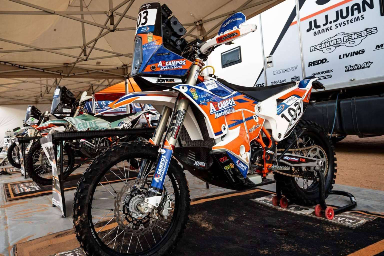 ADHESIVOSEMBARRADOS incluye en su catálogo nuevos modelos de pegatinas para moto