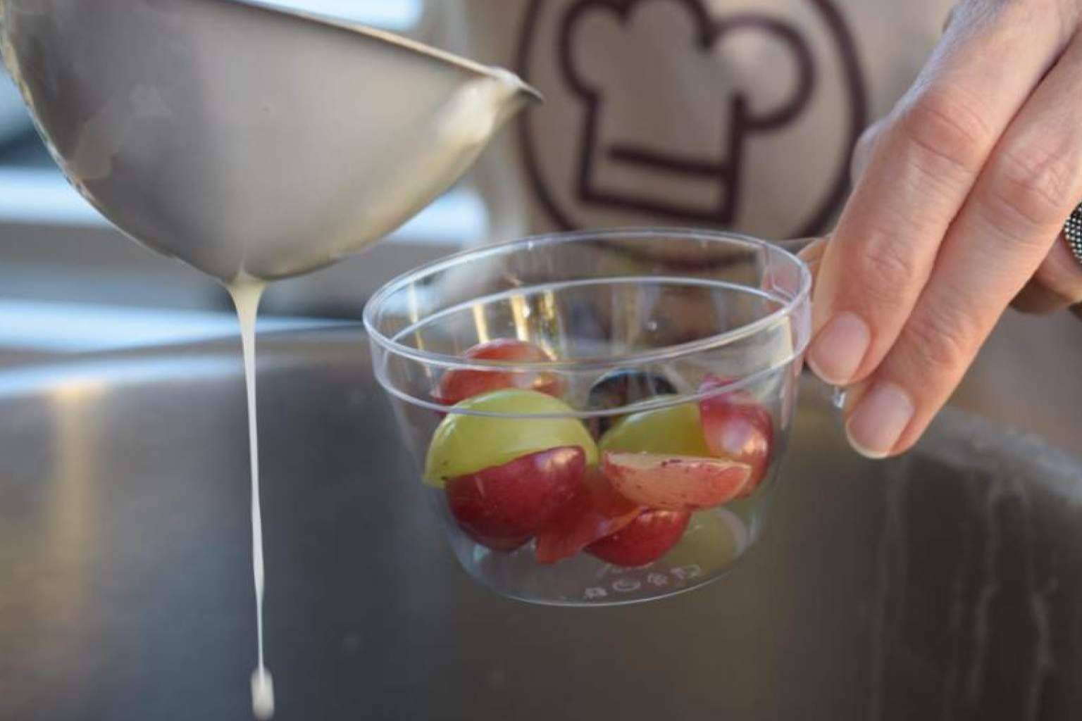 Socializar, reír, abrazar, comer… pero también cocinar, las claves para aumentar la felicidad a diario