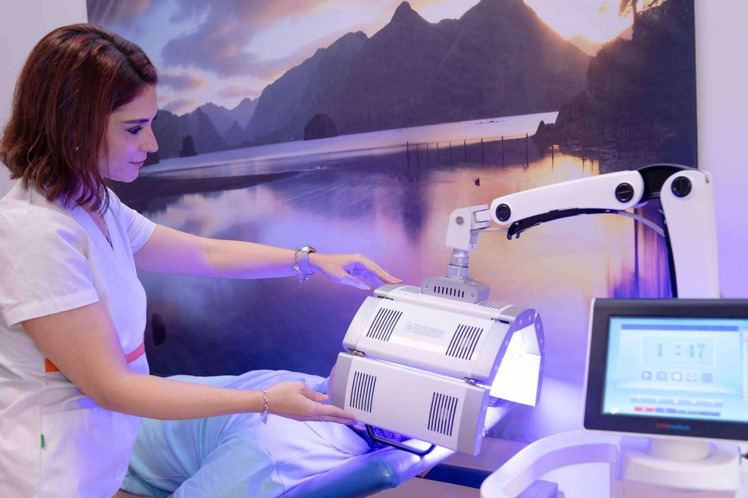 El tratamiento de fototerapia LED capilar es no invasivo y sirve para combatir la caída del cabello