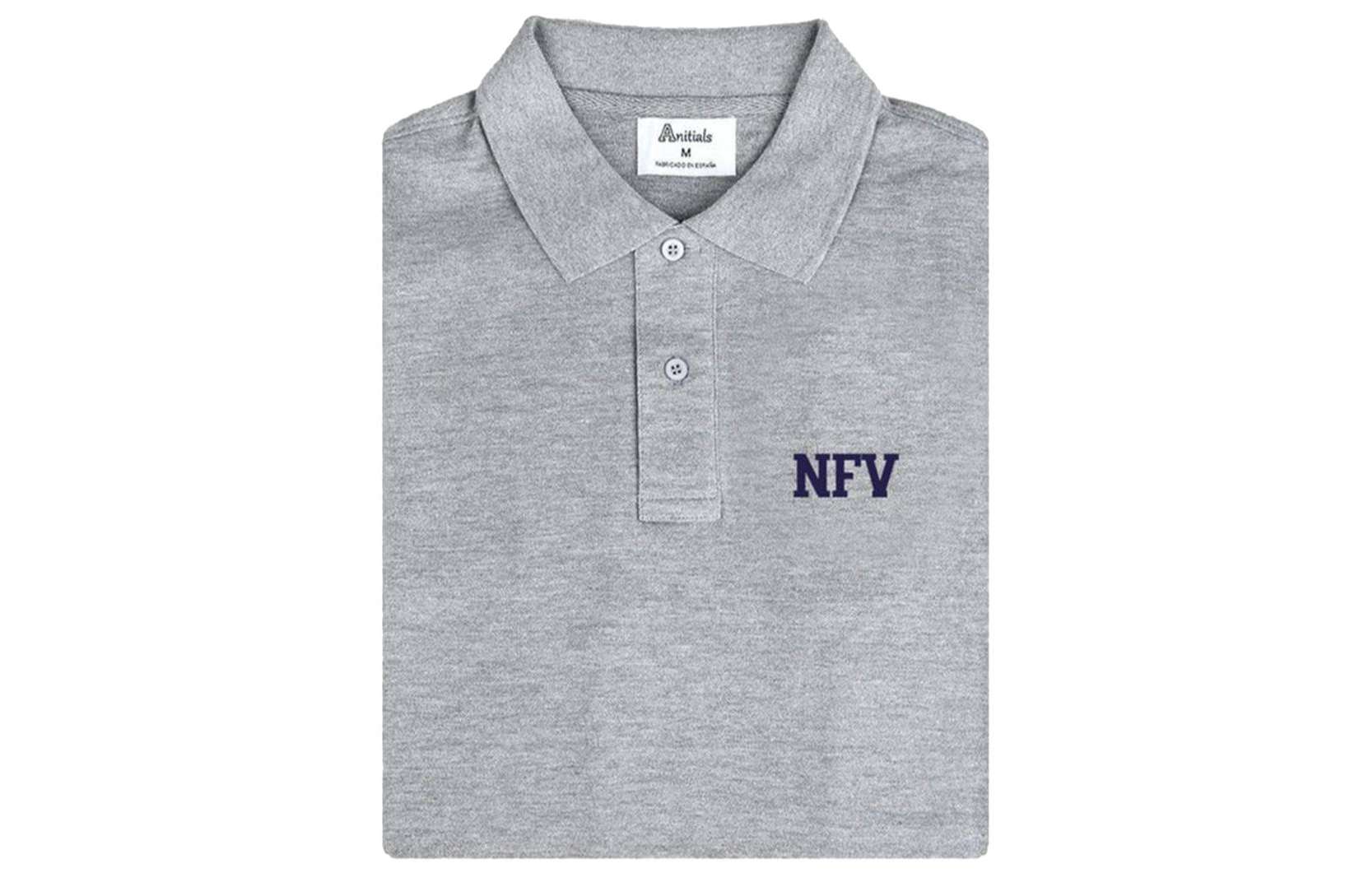 Anitials permite personalizar los polos con la inicial del nombre