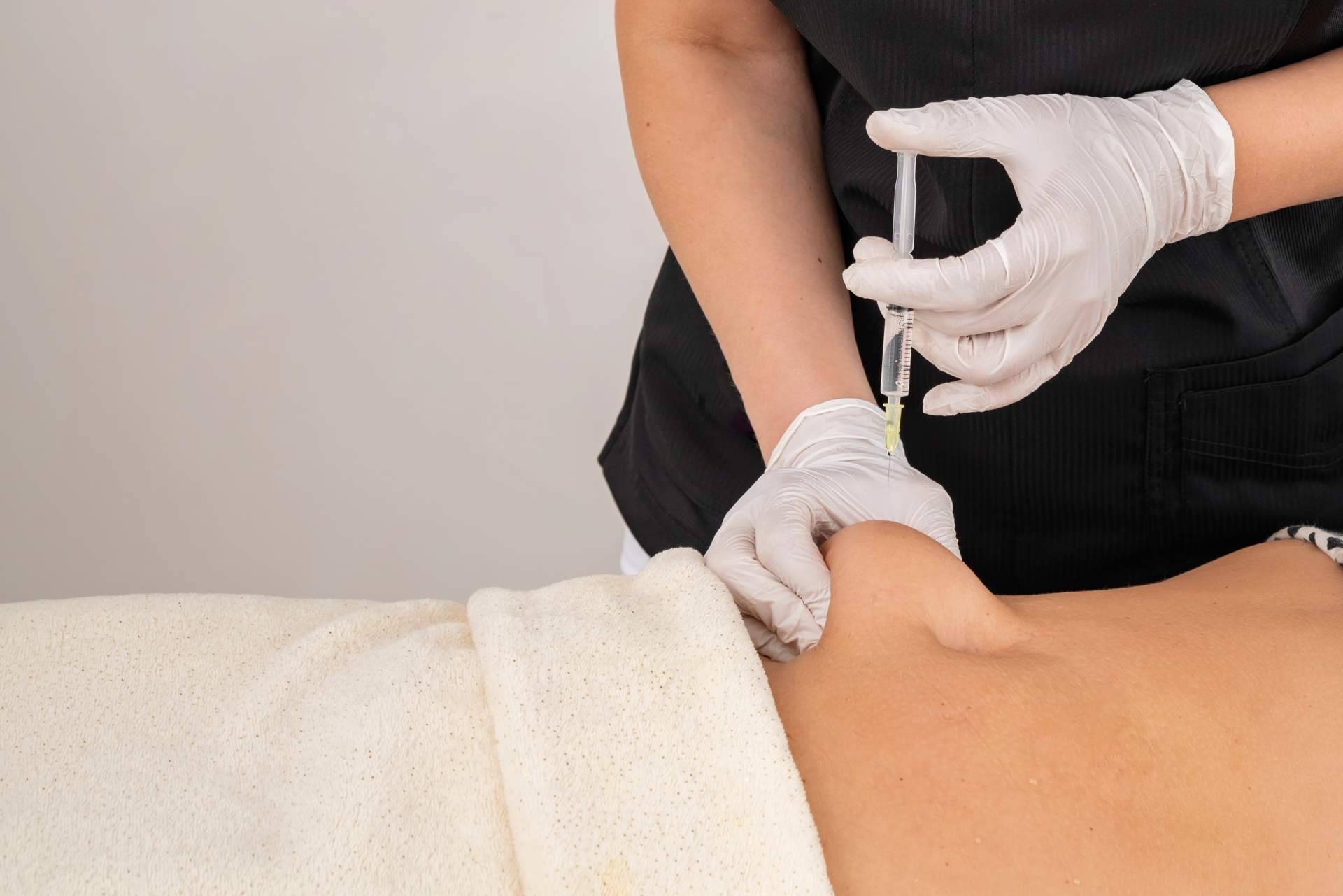 Mesoterapia corporal para tonificar e hidratar la piel y reducir la celulitis, en Clínica Zahara