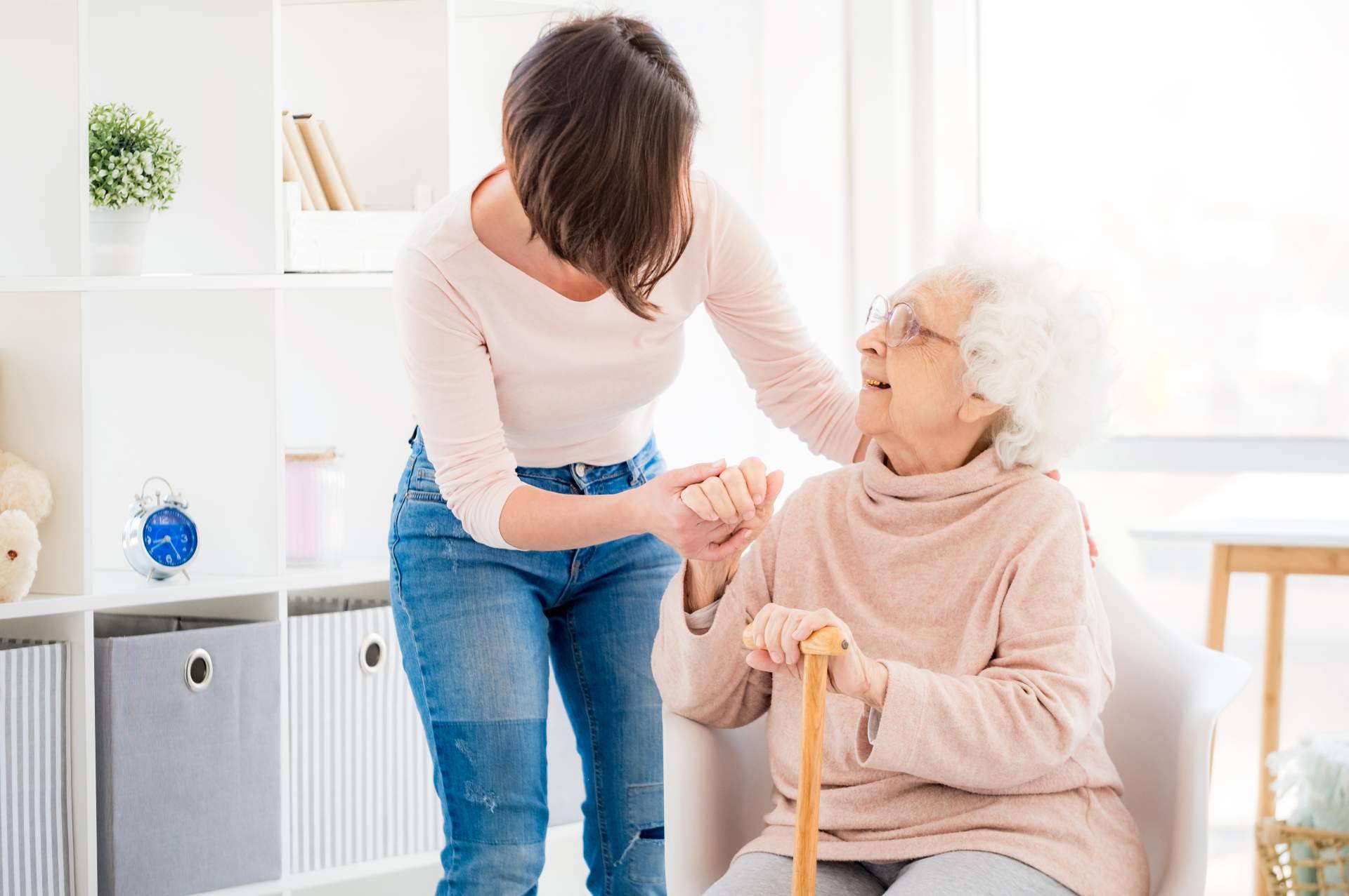 Atención especializada y calidad de vida para el cuidado de personas mayores de la mano de Family Servit
