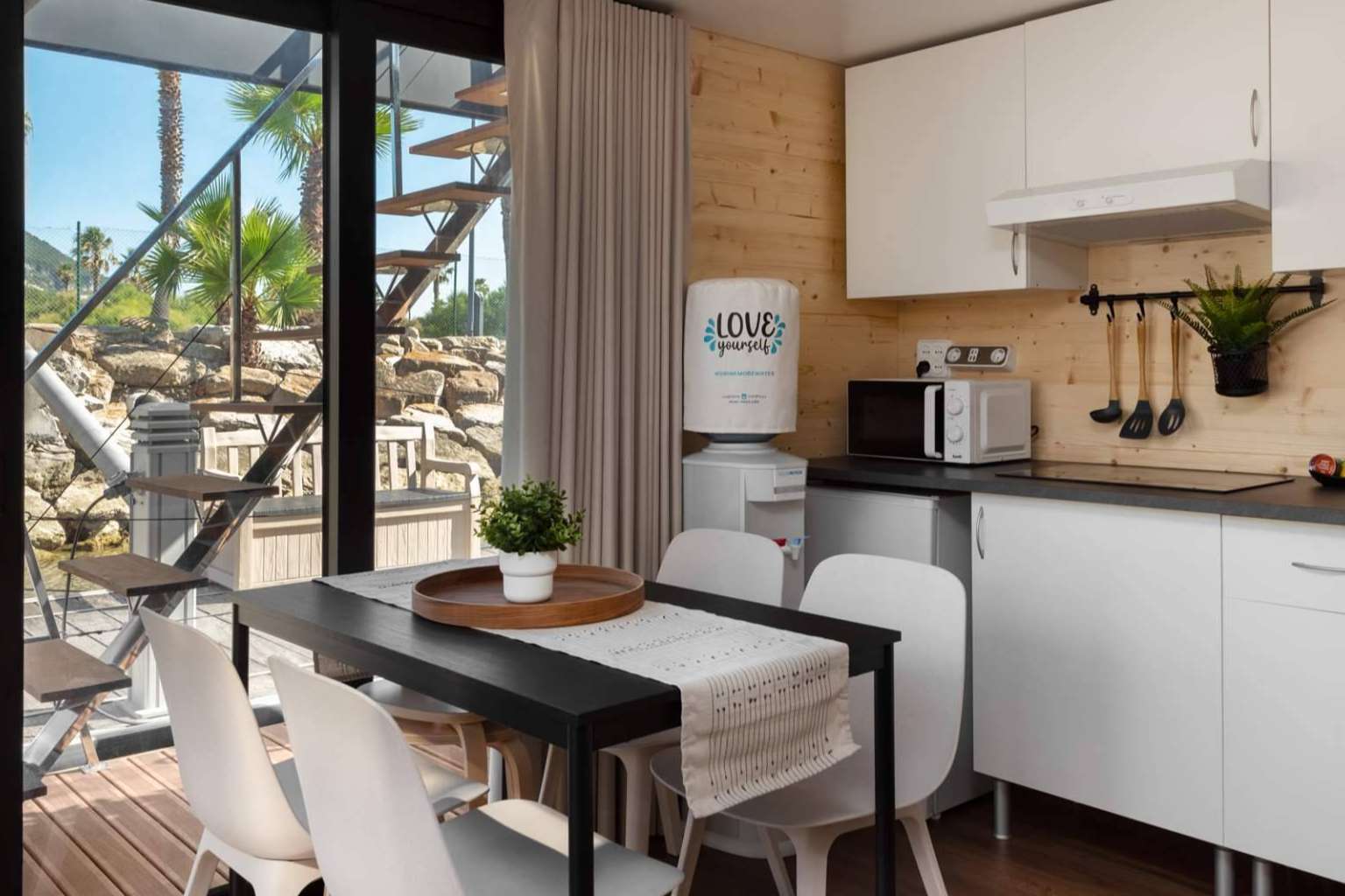 Disfrutar de unas vacaciones inolvidables con amigos en una casa flotante