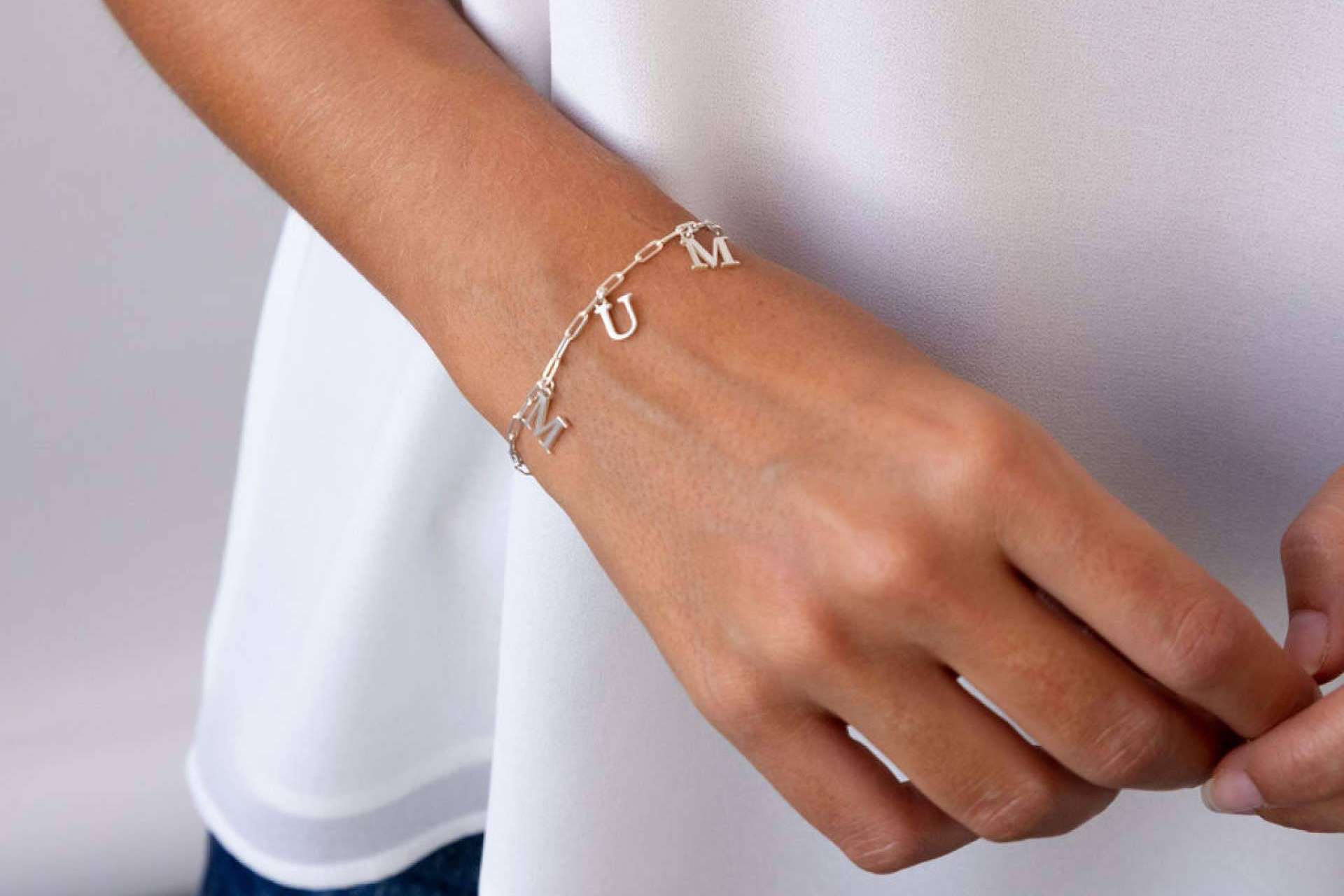 Las pulseras con iniciales de Anitials, un regalo significativo para alguien especial