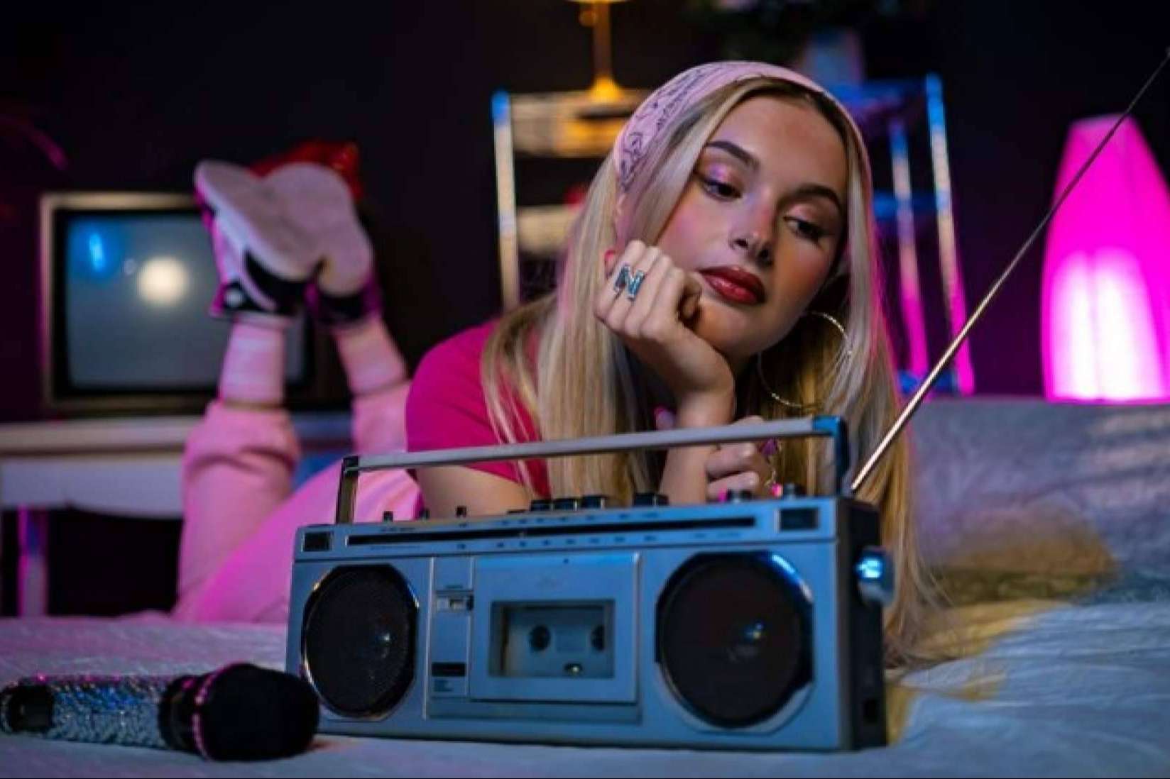 Revivir los años 90 'sin géneros, ni clases' con la cantante de música urbana, Nawi