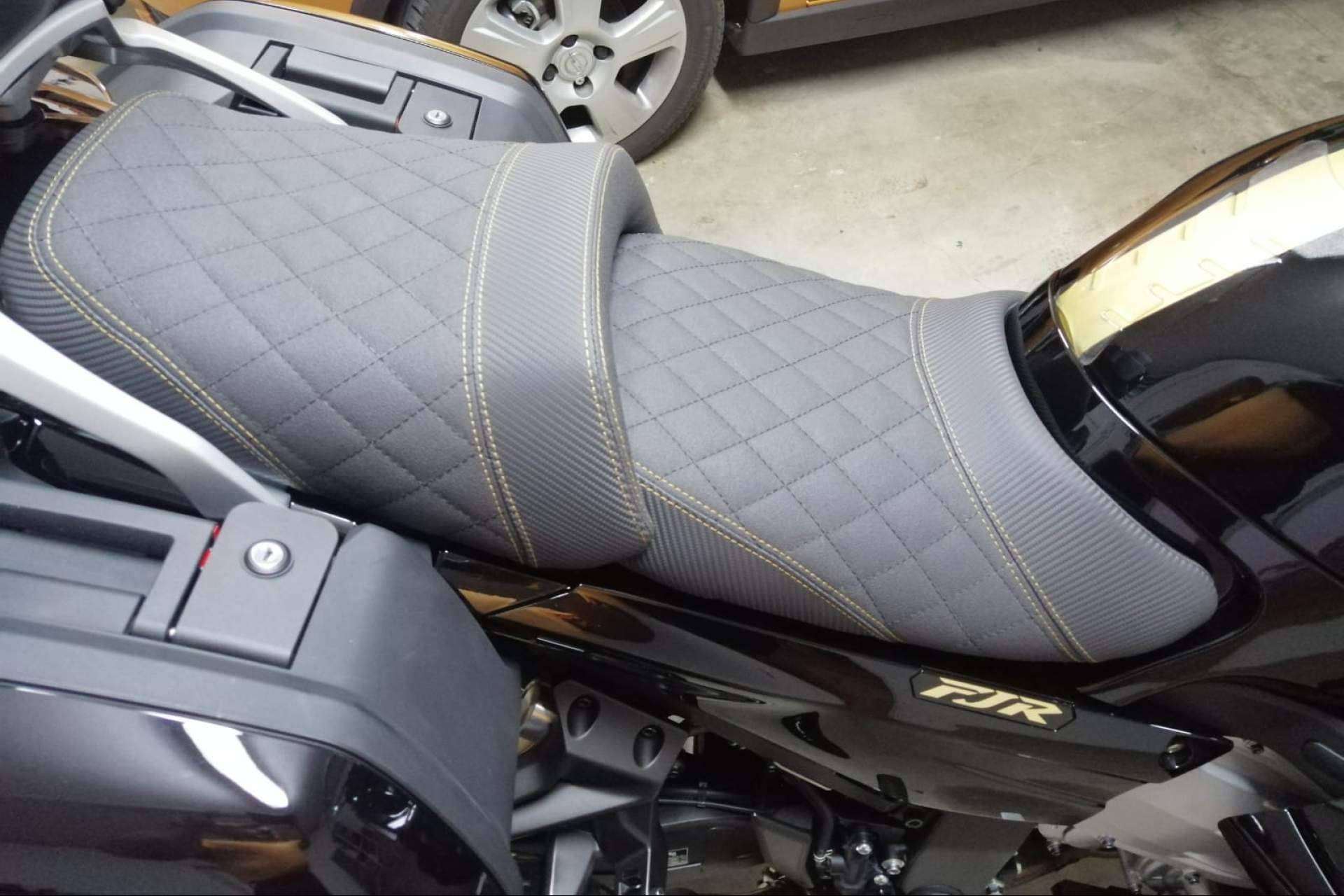Espumas vicoelásticas para hacer los asientos de moto más cómodos, en el catálogo de JM Fundas
