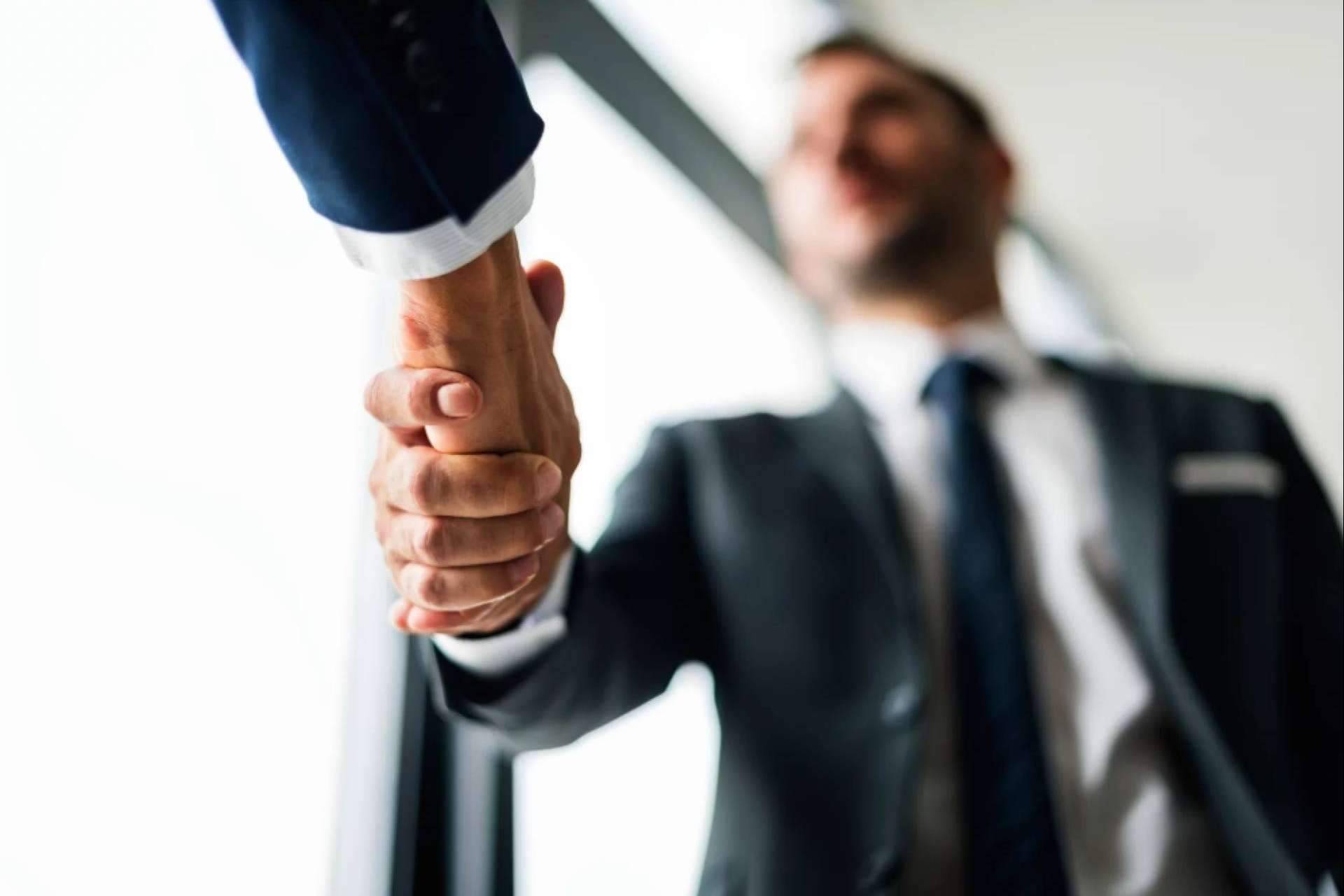 ¿En qué consiste la prestación de servicios estratégicos a cambio de una participación en el capital del cliente?